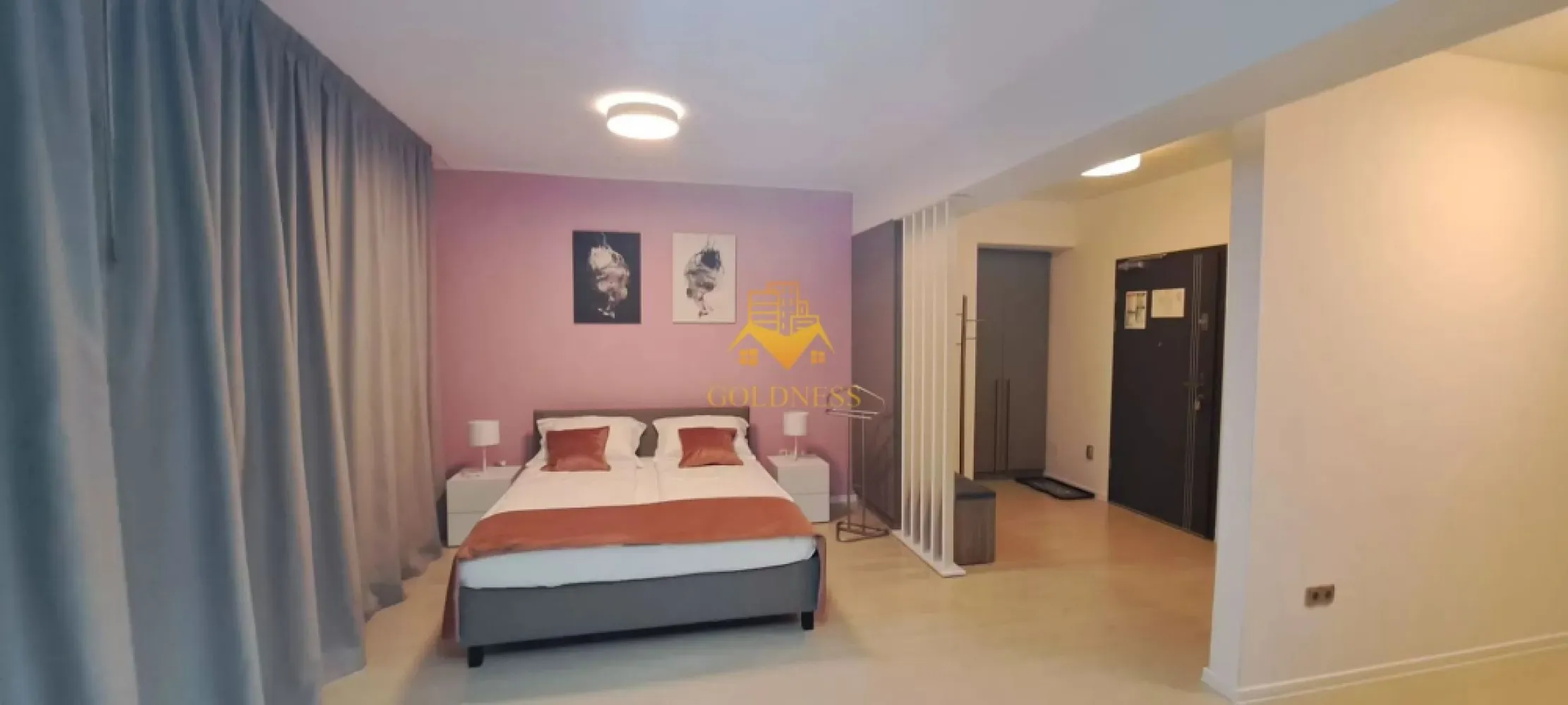 1 camera, bloc nou, Manastur,West City,Calea Floresti, West City - GOLDNESS Imobiliare vă propune spre închiriere un apartament cu o camera complet mobilata și utilata, la etajul 4 într-un imobil de 24 etaje, în Cartierul Manastur. 
Apartamentul este compartimentat astfel:
- living cu bucatarie open-space complet utilată, loc de servit masa, pat matrimonial
- baie cu walk-in, calorifer port prosop inox și dulap pentru depozitare.
- balcon de 5 mp.

Imobilul este dotat cu toate cele necesare- centrală proprie, mașină de spălat haine, frigider, plită electrică, hotă, aer conditionat, etc.
Se află în apropierea stațiilor de transport în comun, magazine, restaurante, spații verzi, farmacii, etc.
Se poate inchiria parcare subterana cu 50E.

Dacă sunteți interesați de acest apartament și doriți să îl vizionați, dar și pentru alte oferte sau detalii nu ezitați să ne contactați telefonic sau prin e-mail - goldnessimobiliare@gmail.com. Vă stăm la dispoziție!
Pentru intermediere se percepe un comision de 50% din prețul chiriei!