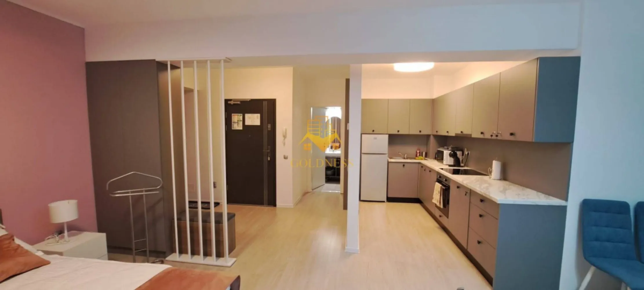 1 camera, bloc nou, Manastur,West City,Calea Floresti, West City - GOLDNESS Imobiliare vă propune spre închiriere un apartament cu o camera complet mobilata și utilata, la etajul 4 într-un imobil de 24 etaje, în Cartierul Manastur. 
Apartamentul este compartimentat astfel:
- living cu bucatarie open-space complet utilată, loc de servit masa, pat matrimonial
- baie cu walk-in, calorifer port prosop inox și dulap pentru depozitare.
- balcon de 5 mp.

Imobilul este dotat cu toate cele necesare- centrală proprie, mașină de spălat haine, frigider, plită electrică, hotă, aer conditionat, etc.
Se află în apropierea stațiilor de transport în comun, magazine, restaurante, spații verzi, farmacii, etc.
Se poate inchiria parcare subterana cu 50E.

Dacă sunteți interesați de acest apartament și doriți să îl vizionați, dar și pentru alte oferte sau detalii nu ezitați să ne contactați telefonic sau prin e-mail - goldnessimobiliare@gmail.com. Vă stăm la dispoziție!
Pentru intermediere se percepe un comision de 50% din prețul chiriei!