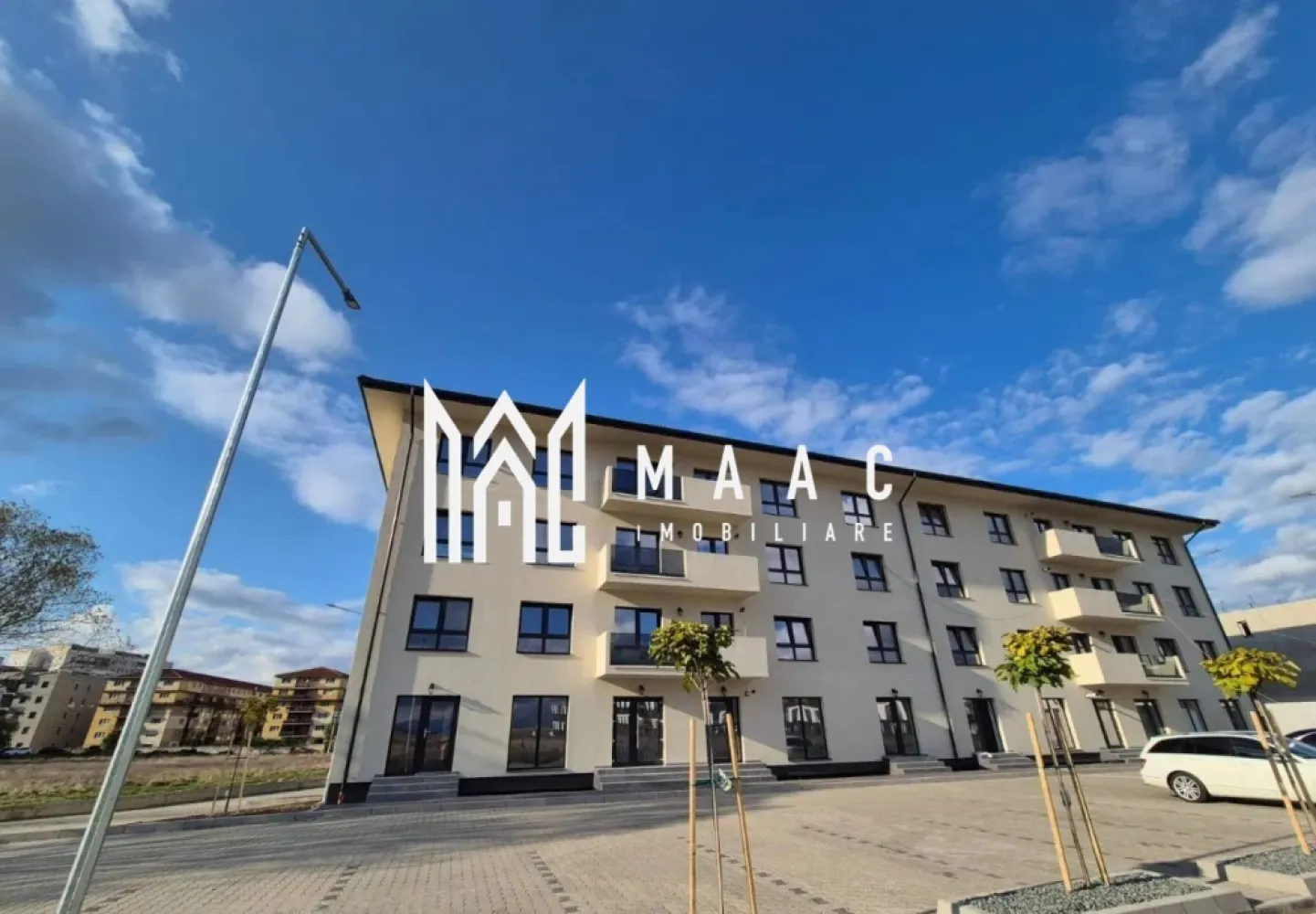 Apartament nou 2 camere 56 mp etaj 1 - Zona Rahovei/ Doamna Stanca - MAAC Imobiliare va propune spre achizitie un apartament cu 2 camere, luminos, primitor și excelent compartimentat, situat într-un cartier nou, aerisit, cu distanță mare între imobile, spații verzi generoase și locuri de parcare amenajate, pe strada Doamna Stanca din Șelimbăr, la limita teritorială cu orașul Sibiu.
Locuința se află la etajul 1 al unui imobil cu regim de înălțime P+3, având o expunere însorită pe tot parcursul zilei. Suprafața utilă este de 56,15 mp, la care se adaugă un balcon deschis de 6,7 mp, ideal pentru momentele de relaxare.

Compartimentare:
hol de acces;
living luminos;
bucătărie separată;
dormitor generos;
baie;
balcon deschis de 6,7 mp.

Ansamblul este realizat cu materiale de calitate superioară, fiind predat la exterior complet finisat: străzi asfaltate și iluminate, locuri de parcare amenajate, loc de joacă pentru copii, imobile izolate termic, balcoane placate cu gresie, casa scării la cheie cu balustradă din inox și interfon la intrare.

Interior – predare LA ALB:
tâmplărie PVC cu 7 camere și 3 foi de sticlă;
ușă metalică la intrare;
pereți finisați cu lavabil alb;
centrală termică Bosch în condensare;
încălzire în pardoseală;
balcon placat cu gresie;
1 loc de parcare inclus.

Opțional, apartamentul se poate finisa la cheie, conform preferințelor clientului.
Zona oferă acces rapid către orașul Sibiu, prin drumul secundar ce va face legătura cu strada Aleea Șeviș, facilitând deplasarea către instituții de învățământ, stații de transport în comun, Supeco, Piața Rahovei și Bulevardul Mihai Viteazu.

Preț:
LA ALB INTERIOR: 112.000 EURO
LA CHEIE INTERIOR: preț stabilit în funcție de finisajele alese

Modalități de plată:
credit imobiliar sau resurse proprii;
avans standard 15% din valoarea apartamentului.

O locuință care îmbină confortul, lumina și liniștea, perfectă pentru un nou început.
Apartamentul este ideal atât pentru locuință personală, cât și pentru investiție.
Pentru mai multe detalii, vă rugăm să menționați telefonic ID-ul anunțului: CP2932079.