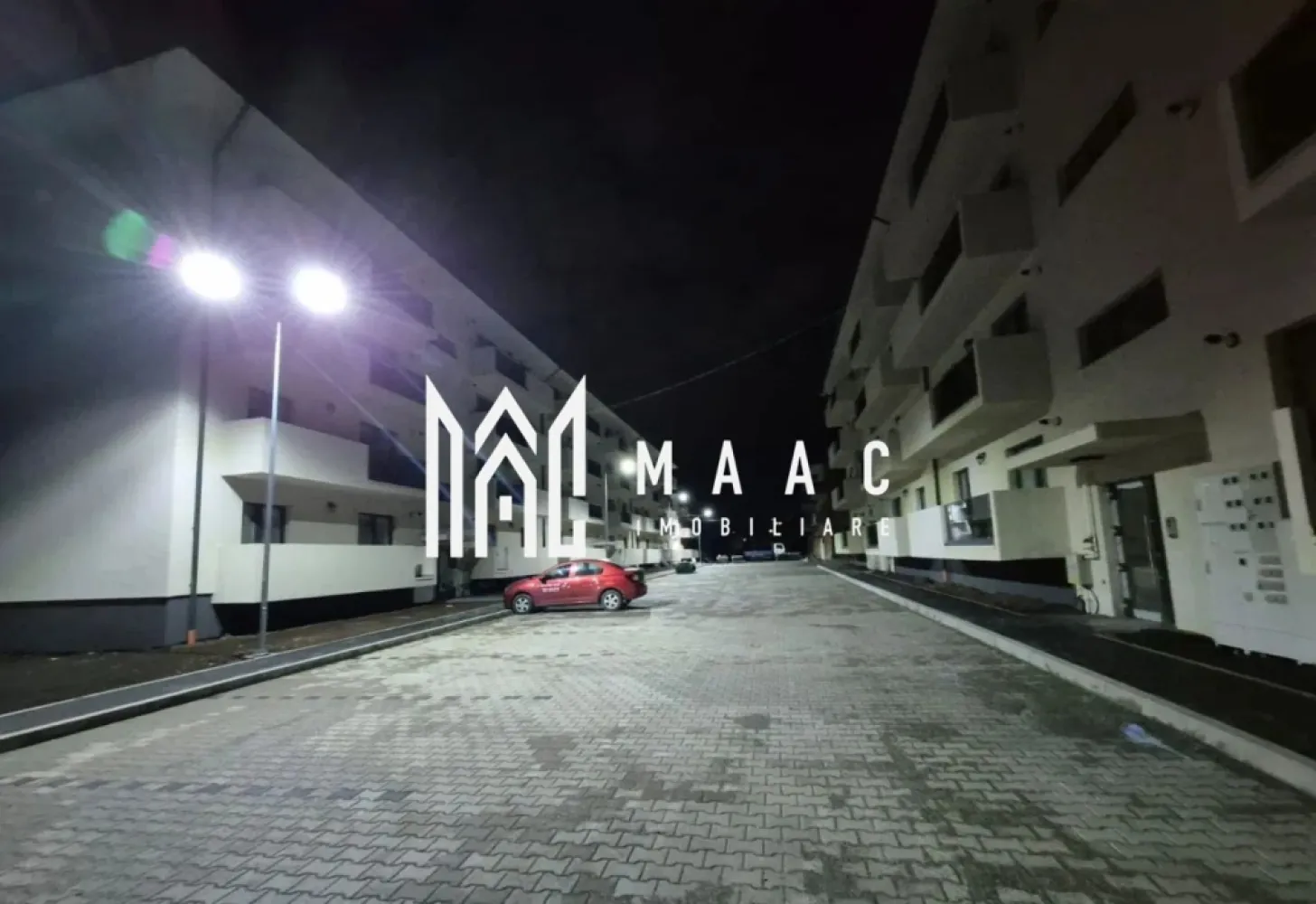 Apartament nou 2 camere 56 mp etaj 1 - Zona Rahovei/ Doamna Stanca - MAAC Imobiliare va propune spre achizitie un apartament cu 2 camere, luminos, primitor și excelent compartimentat, situat într-un cartier nou, aerisit, cu distanță mare între imobile, spații verzi generoase și locuri de parcare amenajate, pe strada Doamna Stanca din Șelimbăr, la limita teritorială cu orașul Sibiu.
Locuința se află la etajul 1 al unui imobil cu regim de înălțime P+3, având o expunere însorită pe tot parcursul zilei. Suprafața utilă este de 56,15 mp, la care se adaugă un balcon deschis de 6,7 mp, ideal pentru momentele de relaxare.

Compartimentare:
hol de acces;
living luminos;
bucătărie separată;
dormitor generos;
baie;
balcon deschis de 6,7 mp.

Ansamblul este realizat cu materiale de calitate superioară, fiind predat la exterior complet finisat: străzi asfaltate și iluminate, locuri de parcare amenajate, loc de joacă pentru copii, imobile izolate termic, balcoane placate cu gresie, casa scării la cheie cu balustradă din inox și interfon la intrare.

Interior – predare LA ALB:
tâmplărie PVC cu 7 camere și 3 foi de sticlă;
ușă metalică la intrare;
pereți finisați cu lavabil alb;
centrală termică Bosch în condensare;
încălzire în pardoseală;
balcon placat cu gresie;
1 loc de parcare inclus.

Opțional, apartamentul se poate finisa la cheie, conform preferințelor clientului.
Zona oferă acces rapid către orașul Sibiu, prin drumul secundar ce va face legătura cu strada Aleea Șeviș, facilitând deplasarea către instituții de învățământ, stații de transport în comun, Supeco, Piața Rahovei și Bulevardul Mihai Viteazu.

Preț:
LA ALB INTERIOR: 112.000 EURO
LA CHEIE INTERIOR: preț stabilit în funcție de finisajele alese

Modalități de plată:
credit imobiliar sau resurse proprii;
avans standard 15% din valoarea apartamentului.

O locuință care îmbină confortul, lumina și liniștea, perfectă pentru un nou început.
Apartamentul este ideal atât pentru locuință personală, cât și pentru investiție.
Pentru mai multe detalii, vă rugăm să menționați telefonic ID-ul anunțului: CP2932079.