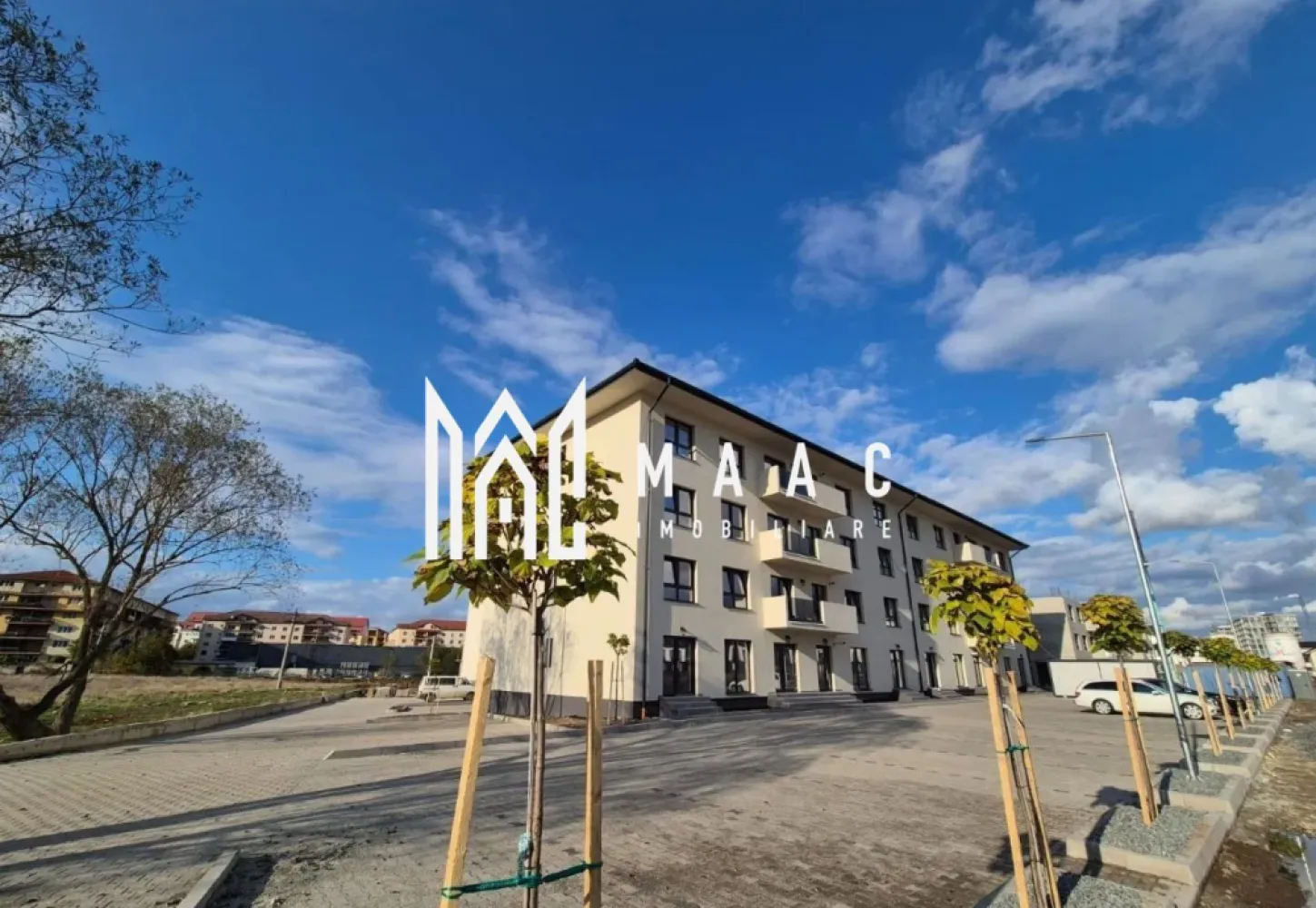 Apartament 3 camere 2 bai I 61.2 MPU I Doamna Stanca -Selimbar - MAAC Imobiliare va propune spre vanzare un apartament cu 3 camere, luminos, modern și excelent compartimentat, situat într-un cartier nou, aerisit, cu distanță mare între imobile, spații verzi și locuri de parcare amenajate, pe strada Doamna Stanca din Șelimbăr.
Locuința se află la etajul 2 din 3, într-un imobil cu regim redus de înălțime, beneficiind de expunere însorită și intimitate. Are o suprafață utilă de 61,2 mp, completată de un balcon generos de 7,8 mp, cu acces atât din living, cât și din dormitor.

Compartimentare inteligentă:
hol de acces;
living generos cu bucătărie tip open-space;
două dormitoare;
două băi;
balcon deschis de 7,8 mp.

Ansamblul este realizat cu materiale de înaltă calitate și va fi predat la exterior complet finisat:
străzi asfaltate și iluminate, locuri de parcare amenajate, loc de joacă pentru copii, imobile izolate termic, balcoane placate cu gresie, casa scării la cheie cu balustradă din inox și interfon la intrare.

Predare interior – LA ALB:
tâmplărie PVC cu 7 camere și 3 foi de sticlă;
ușă metalică la intrare;
pereți finisați cu lavabil alb;
centrală termică Bosch în condensare;
încălzire în pardoseală;
balcon placat cu gresie;
1 loc de parcare inclus.

Opțional, apartamentul poate fi finisat la cheie, conform preferințelor clientului.

Locație excelentă
Zona oferă acces rapid către orașul Sibiu, prin drumul secundar ce va face legătura cu Aleea Șeviș, facilitând deplasarea către instituții de învățământ, stații de transport în comun, Supeco, Piața Rahovei și Bulevardul Mihai Viteazu.

Preț:

FINISAT LA ALB INTERIOR: 122.000 EURO

FINISAT LA CHEIE INTERIOR: preț stabilit în funcție de finisajele alese

Modalități de plată:

credit imobiliar sau resurse proprii;

avans standard: 15% din valoarea apartamentului.

Certificat energetic (conform proiect):
Clasa energetică B.

O locuință care îmbină confortul, lumina și liniștea, perfectă pentru un nou început.
Apartamentul este ideal atât pentru locuință personală, cât și pentru investiție.
Pentru mai multe detalii, vă rugăm să menționați telefonic ID-ul anunțului: CP2932120.