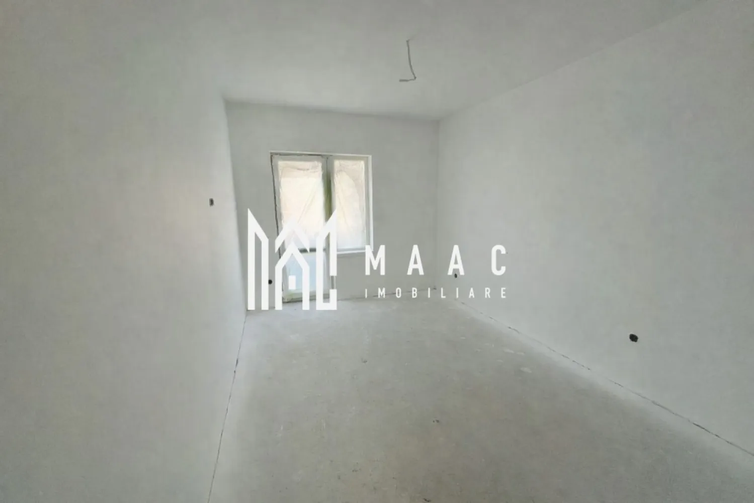 Apartament 3 camere 2 bai I 61.2 MPU I Doamna Stanca -Selimbar - MAAC Imobiliare va propune spre vanzare un apartament cu 3 camere, luminos, modern și excelent compartimentat, situat într-un cartier nou, aerisit, cu distanță mare între imobile, spații verzi și locuri de parcare amenajate, pe strada Doamna Stanca din Șelimbăr.
Locuința se află la etajul 2 din 3, într-un imobil cu regim redus de înălțime, beneficiind de expunere însorită și intimitate. Are o suprafață utilă de 61,2 mp, completată de un balcon generos de 7,8 mp, cu acces atât din living, cât și din dormitor.

Compartimentare inteligentă:
hol de acces;
living generos cu bucătărie tip open-space;
două dormitoare;
două băi;
balcon deschis de 7,8 mp.

Ansamblul este realizat cu materiale de înaltă calitate și va fi predat la exterior complet finisat:
străzi asfaltate și iluminate, locuri de parcare amenajate, loc de joacă pentru copii, imobile izolate termic, balcoane placate cu gresie, casa scării la cheie cu balustradă din inox și interfon la intrare.

Predare interior – LA ALB:
tâmplărie PVC cu 7 camere și 3 foi de sticlă;
ușă metalică la intrare;
pereți finisați cu lavabil alb;
centrală termică Bosch în condensare;
încălzire în pardoseală;
balcon placat cu gresie;
1 loc de parcare inclus.

Opțional, apartamentul poate fi finisat la cheie, conform preferințelor clientului.

Locație excelentă
Zona oferă acces rapid către orașul Sibiu, prin drumul secundar ce va face legătura cu Aleea Șeviș, facilitând deplasarea către instituții de învățământ, stații de transport în comun, Supeco, Piața Rahovei și Bulevardul Mihai Viteazu.

Preț:

FINISAT LA ALB INTERIOR: 122.000 EURO

FINISAT LA CHEIE INTERIOR: preț stabilit în funcție de finisajele alese

Modalități de plată:

credit imobiliar sau resurse proprii;

avans standard: 15% din valoarea apartamentului.

Certificat energetic (conform proiect):
Clasa energetică B.

O locuință care îmbină confortul, lumina și liniștea, perfectă pentru un nou început.
Apartamentul este ideal atât pentru locuință personală, cât și pentru investiție.
Pentru mai multe detalii, vă rugăm să menționați telefonic ID-ul anunțului: CP2932120.