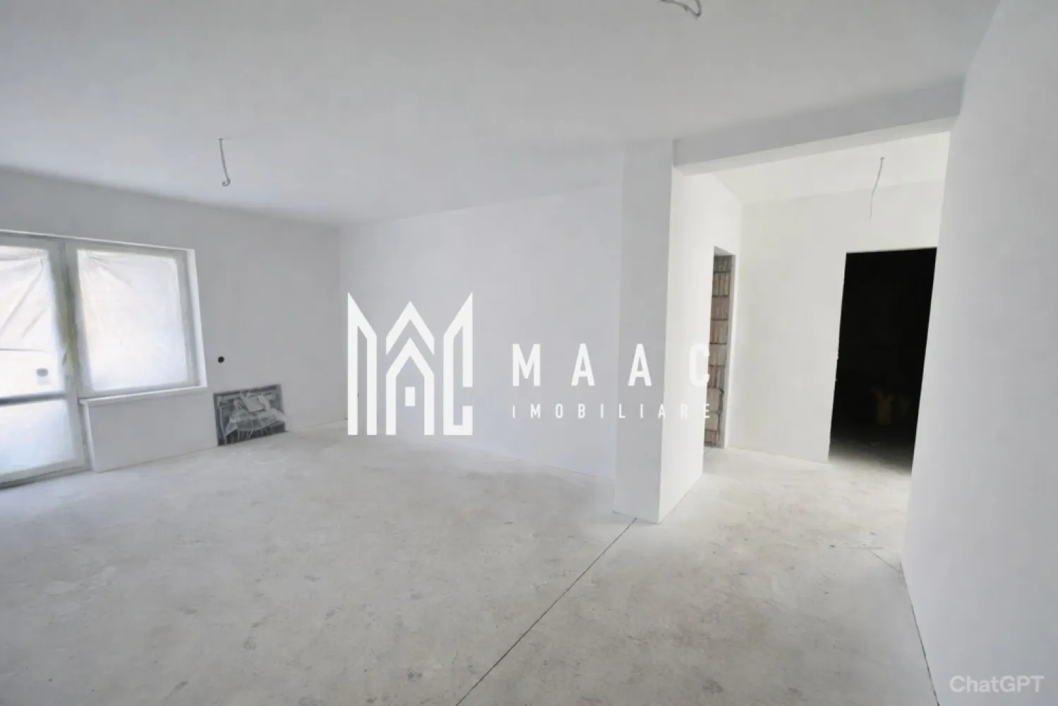 Apartament 3 camere 2 bai I 61.2 MPU I Doamna Stanca -Selimbar - MAAC Imobiliare va propune spre vanzare un apartament cu 3 camere, luminos, modern și excelent compartimentat, situat într-un cartier nou, aerisit, cu distanță mare între imobile, spații verzi și locuri de parcare amenajate, pe strada Doamna Stanca din Șelimbăr.
Locuința se află la etajul 2 din 3, într-un imobil cu regim redus de înălțime, beneficiind de expunere însorită și intimitate. Are o suprafață utilă de 61,2 mp, completată de un balcon generos de 7,8 mp, cu acces atât din living, cât și din dormitor.

Compartimentare inteligentă:
hol de acces;
living generos cu bucătărie tip open-space;
două dormitoare;
două băi;
balcon deschis de 7,8 mp.

Ansamblul este realizat cu materiale de înaltă calitate și va fi predat la exterior complet finisat:
străzi asfaltate și iluminate, locuri de parcare amenajate, loc de joacă pentru copii, imobile izolate termic, balcoane placate cu gresie, casa scării la cheie cu balustradă din inox și interfon la intrare.

Predare interior – LA ALB:
tâmplărie PVC cu 7 camere și 3 foi de sticlă;
ușă metalică la intrare;
pereți finisați cu lavabil alb;
centrală termică Bosch în condensare;
încălzire în pardoseală;
balcon placat cu gresie;
1 loc de parcare inclus.

Opțional, apartamentul poate fi finisat la cheie, conform preferințelor clientului.

Locație excelentă
Zona oferă acces rapid către orașul Sibiu, prin drumul secundar ce va face legătura cu Aleea Șeviș, facilitând deplasarea către instituții de învățământ, stații de transport în comun, Supeco, Piața Rahovei și Bulevardul Mihai Viteazu.

Preț:

FINISAT LA ALB INTERIOR: 122.000 EURO

FINISAT LA CHEIE INTERIOR: preț stabilit în funcție de finisajele alese

Modalități de plată:

credit imobiliar sau resurse proprii;

avans standard: 15% din valoarea apartamentului.

Certificat energetic (conform proiect):
Clasa energetică B.

O locuință care îmbină confortul, lumina și liniștea, perfectă pentru un nou început.
Apartamentul este ideal atât pentru locuință personală, cât și pentru investiție.
Pentru mai multe detalii, vă rugăm să menționați telefonic ID-ul anunțului: CP2932120.