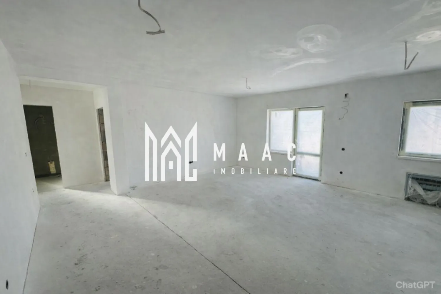 Apartament 3 camere 2 bai I 61.2 MPU I Doamna Stanca -Selimbar - MAAC Imobiliare va propune spre vanzare un apartament cu 3 camere, luminos, modern și excelent compartimentat, situat într-un cartier nou, aerisit, cu distanță mare între imobile, spații verzi și locuri de parcare amenajate, pe strada Doamna Stanca din Șelimbăr.
Locuința se află la etajul 2 din 3, într-un imobil cu regim redus de înălțime, beneficiind de expunere însorită și intimitate. Are o suprafață utilă de 61,2 mp, completată de un balcon generos de 7,8 mp, cu acces atât din living, cât și din dormitor.

Compartimentare inteligentă:
hol de acces;
living generos cu bucătărie tip open-space;
două dormitoare;
două băi;
balcon deschis de 7,8 mp.

Ansamblul este realizat cu materiale de înaltă calitate și va fi predat la exterior complet finisat:
străzi asfaltate și iluminate, locuri de parcare amenajate, loc de joacă pentru copii, imobile izolate termic, balcoane placate cu gresie, casa scării la cheie cu balustradă din inox și interfon la intrare.

Predare interior – LA ALB:
tâmplărie PVC cu 7 camere și 3 foi de sticlă;
ușă metalică la intrare;
pereți finisați cu lavabil alb;
centrală termică Bosch în condensare;
încălzire în pardoseală;
balcon placat cu gresie;
1 loc de parcare inclus.

Opțional, apartamentul poate fi finisat la cheie, conform preferințelor clientului.

Locație excelentă
Zona oferă acces rapid către orașul Sibiu, prin drumul secundar ce va face legătura cu Aleea Șeviș, facilitând deplasarea către instituții de învățământ, stații de transport în comun, Supeco, Piața Rahovei și Bulevardul Mihai Viteazu.

Preț:

FINISAT LA ALB INTERIOR: 122.000 EURO

FINISAT LA CHEIE INTERIOR: preț stabilit în funcție de finisajele alese

Modalități de plată:

credit imobiliar sau resurse proprii;

avans standard: 15% din valoarea apartamentului.

Certificat energetic (conform proiect):
Clasa energetică B.

O locuință care îmbină confortul, lumina și liniștea, perfectă pentru un nou început.
Apartamentul este ideal atât pentru locuință personală, cât și pentru investiție.
Pentru mai multe detalii, vă rugăm să menționați telefonic ID-ul anunțului: CP2932120.