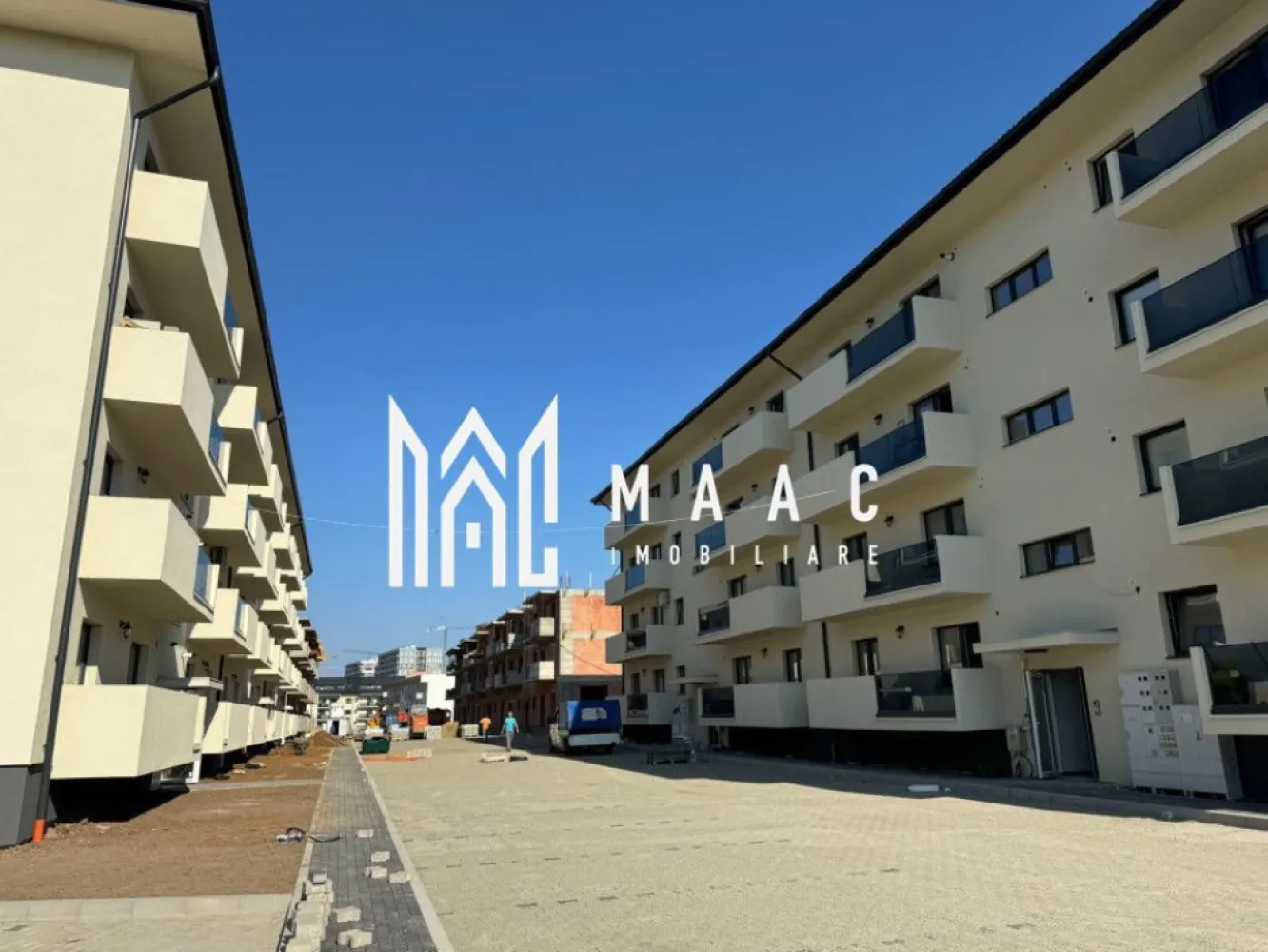 Apartament 3 camere cu gradina parter inalt I 61.2 MPU I Doamna Stanca - MAAC Imobiliare va propune spre vanzare un apartament cu 3 camere, luminos și armonios compartimentat, situat într-un cartier nou, aerisit, cu spații verzi, distanță mare între imobile și locuri de parcare amenajate, pe strada Doamna Stanca din Șelimbăr, la limita cu municipiul Sibiu.

Locuința se află la parterul unui imobil cu 3 nivele, beneficiind de expunere însorită și de un avantaj rar: grădină proprie de 46 mp, un spațiu perfect pentru relaxare, joacă sau momente petrecute în aer liber.
Apartamentul are o suprafață utilă de 61,2 mp, la care se adaugă un balcon de 7,8 mp cu acces către grădină.

Compartimentare:
hol de acces;
living cu bucătărie tip open-space;
două dormitoare;
baie;
balcon deschis de 7,8 mp, cu acces din living și dintr-un dormitor;
acces direct la grădina proprie de 46 mp.

Ansamblul este realizat cu materiale de înaltă calitate și este predat la exterior complet finisat: străzi asfaltate și iluminate, locuri de parcare amenajate, loc de joacă pentru copii, imobile izolate termic, balcoane placate cu gresie, casa scării la cheie cu balustradă din inox și interfon.

Predare interior – LA CHEIE:
tâmplărie PVC cu 7 camere și 3 foi de sticlă;
ușă metalică la intrare;
pereți zugrăviți cu lavabil alb (două straturi);
prize și întrerupătoare funcționale;
centrală termică în condensare;
încălzire în pardoseală;
uși interioare;
gresie, faianță și parchet;
obiecte sanitare în baie;
1 loc de parcare inclus.

Zona oferă acces rapid către orașul Sibiu, prin drumul secundar ce va face legătura cu Aleea Șeviș, facilitând accesul către instituții de învățământ, stații de transport în comun, Supeco, Piața Rahovei și Bulevardul Mihai Viteazu.

Preț:
130.000 EURO – FINISAT LA ALB INTERIOR

Modalități de plată:
credit imobiliar sau resurse proprii;
avans standard: 15%.

Apartamentul este ideal atât pentru locuință personală, cât și pentru investiție.
Pentru mai multe detalii, vă rugăm să menționați telefonic ID-ul anunțului: CP2932137.