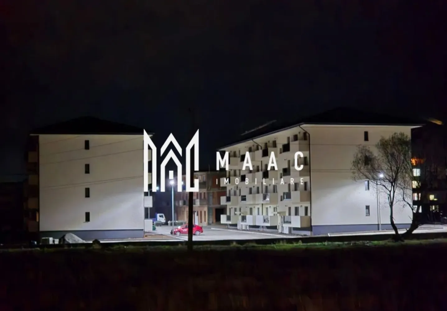 Apartament 3 camere cu gradina parter inalt I 61.2 MPU I Doamna Stanca - MAAC Imobiliare va propune spre vanzare un apartament cu 3 camere, luminos și armonios compartimentat, situat într-un cartier nou, aerisit, cu spații verzi, distanță mare între imobile și locuri de parcare amenajate, pe strada Doamna Stanca din Șelimbăr, la limita cu municipiul Sibiu.

Locuința se află la parterul unui imobil cu 3 nivele, beneficiind de expunere însorită și de un avantaj rar: grădină proprie de 46 mp, un spațiu perfect pentru relaxare, joacă sau momente petrecute în aer liber.
Apartamentul are o suprafață utilă de 61,2 mp, la care se adaugă un balcon de 7,8 mp cu acces către grădină.

Compartimentare:
hol de acces;
living cu bucătărie tip open-space;
două dormitoare;
baie;
balcon deschis de 7,8 mp, cu acces din living și dintr-un dormitor;
acces direct la grădina proprie de 46 mp.

Ansamblul este realizat cu materiale de înaltă calitate și este predat la exterior complet finisat: străzi asfaltate și iluminate, locuri de parcare amenajate, loc de joacă pentru copii, imobile izolate termic, balcoane placate cu gresie, casa scării la cheie cu balustradă din inox și interfon.

Predare interior – LA CHEIE:
tâmplărie PVC cu 7 camere și 3 foi de sticlă;
ușă metalică la intrare;
pereți zugrăviți cu lavabil alb (două straturi);
prize și întrerupătoare funcționale;
centrală termică în condensare;
încălzire în pardoseală;
uși interioare;
gresie, faianță și parchet;
obiecte sanitare în baie;
1 loc de parcare inclus.

Zona oferă acces rapid către orașul Sibiu, prin drumul secundar ce va face legătura cu Aleea Șeviș, facilitând accesul către instituții de învățământ, stații de transport în comun, Supeco, Piața Rahovei și Bulevardul Mihai Viteazu.

Preț:
130.000 EURO – FINISAT LA ALB INTERIOR

Modalități de plată:
credit imobiliar sau resurse proprii;
avans standard: 15%.

Apartamentul este ideal atât pentru locuință personală, cât și pentru investiție.
Pentru mai multe detalii, vă rugăm să menționați telefonic ID-ul anunțului: CP2932137.