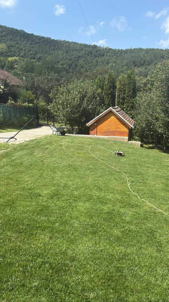 Casa de vacanta Tocile /Sadu - Proprietar,vand casa de vacanta pe structura de lemn 90 m2 -teren 500 m2,formata din living cu bucatarie open space ,trei dormitoare si doua bai ,pivnita si camera centralei.Casa se vinde utilata si mobilata.Filigorie si gratar plus alte dependinte .Utilitati -apa curenta/canal ,fosa septica,curent ,internet,fantana ,incalzire pe lemn(centrala si puffer).