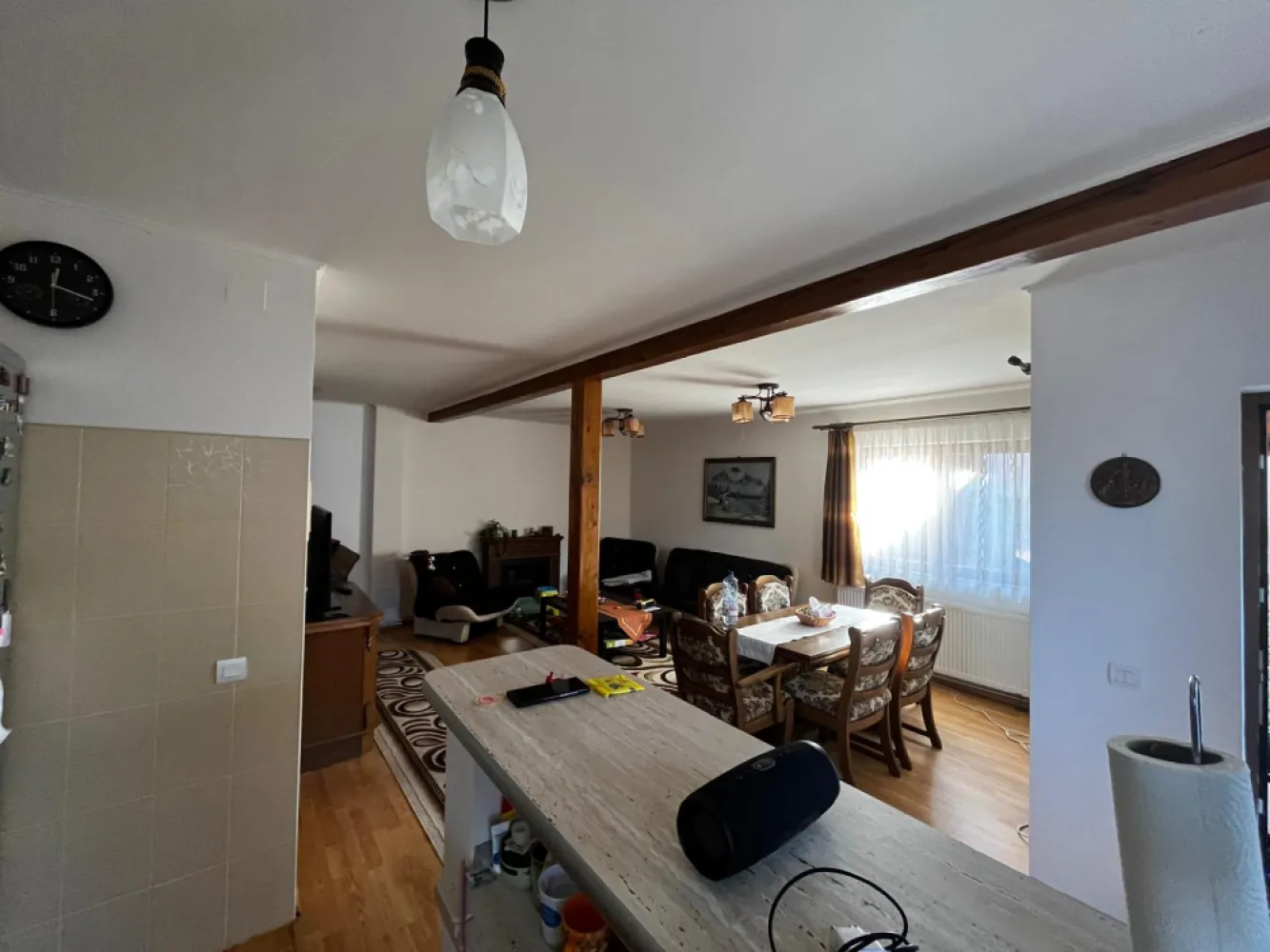 Casa de vacanta Tocile /Sadu - Proprietar,vand casa de vacanta pe structura de lemn 90 m2 -teren 500 m2,formata din living cu bucatarie open space ,trei dormitoare si doua bai ,pivnita si camera centralei.Casa se vinde utilata si mobilata.Filigorie si gratar plus alte dependinte .Utilitati -apa curenta/canal ,fosa septica,curent ,internet,fantana ,incalzire pe lemn(centrala si puffer).
