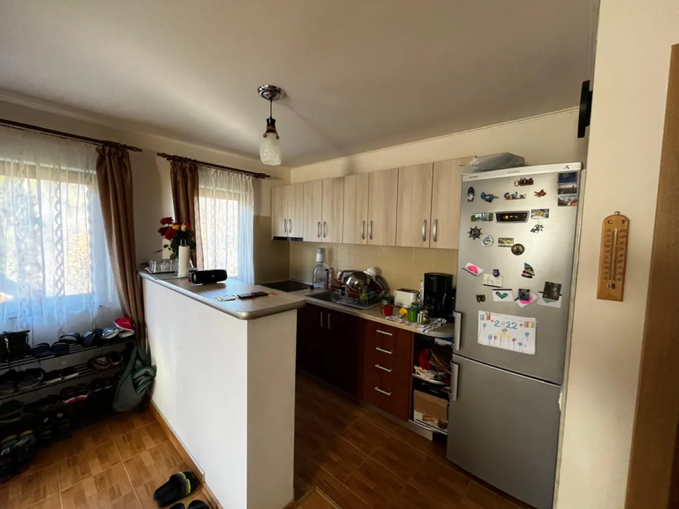 Casa de vacanta Tocile /Sadu - Proprietar,vand casa de vacanta pe structura de lemn 90 m2 -teren 500 m2,formata din living cu bucatarie open space ,trei dormitoare si doua bai ,pivnita si camera centralei.Casa se vinde utilata si mobilata.Filigorie si gratar plus alte dependinte .Utilitati -apa curenta/canal ,fosa septica,curent ,internet,fantana ,incalzire pe lemn(centrala si puffer).