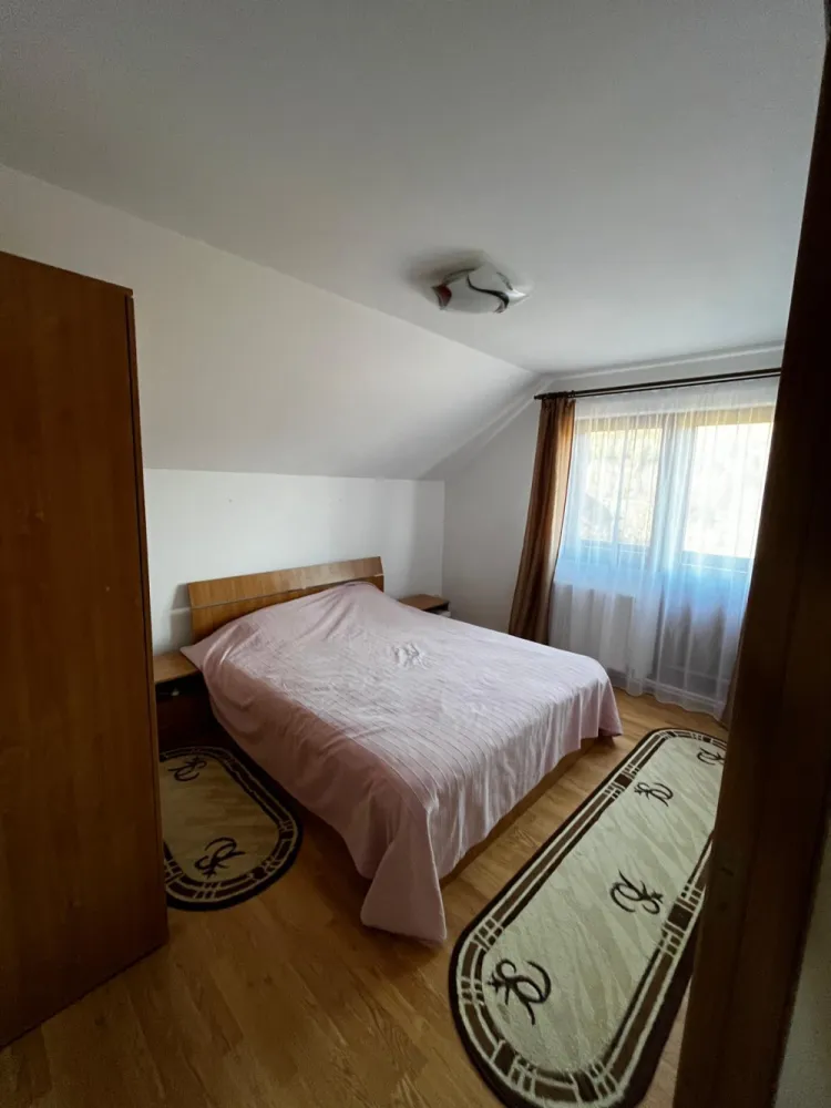 Casa de vacanta Tocile /Sadu - Proprietar,vand casa de vacanta pe structura de lemn 90 m2 -teren 500 m2,formata din living cu bucatarie open space ,trei dormitoare si doua bai ,pivnita si camera centralei.Casa se vinde utilata si mobilata.Filigorie si gratar plus alte dependinte .Utilitati -apa curenta/canal ,fosa septica,curent ,internet,fantana ,incalzire pe lemn(centrala si puffer).