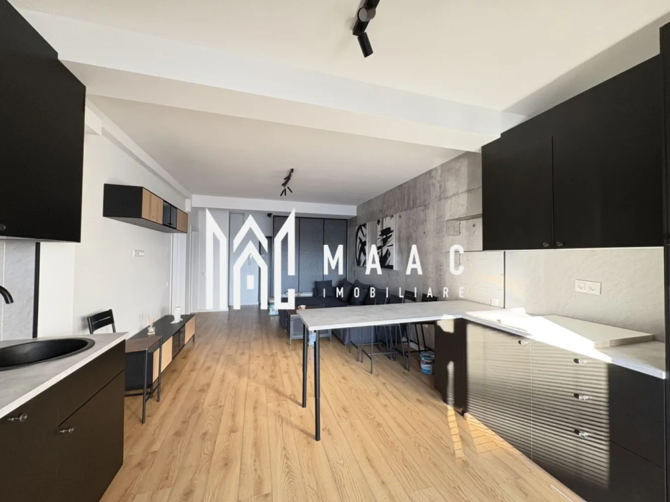 Apartament 2 Camere I La cheie I Loc de parcare | zona vest - MAAC Imobiluare va propune spre vânzare un apartament situat în apropiere de zona industrială vest și aeroport 
Apartamentul este de prezentare ❗️are 52 mp utili se vinde zugrăvit la alb ,parchet ,baia complet utilată,încălzire în pardosea și este compus din :
Dormitor de 14,7 mp
Living + bucătărie de 28,55 mp
Hol 3,81mp
Baie 5 mp 
Balcon

Se preda nemobilat/ neutilat.

Pentru mai multe detalii, precizați telefonic că ați văzut anunțul cu ID CP2852760