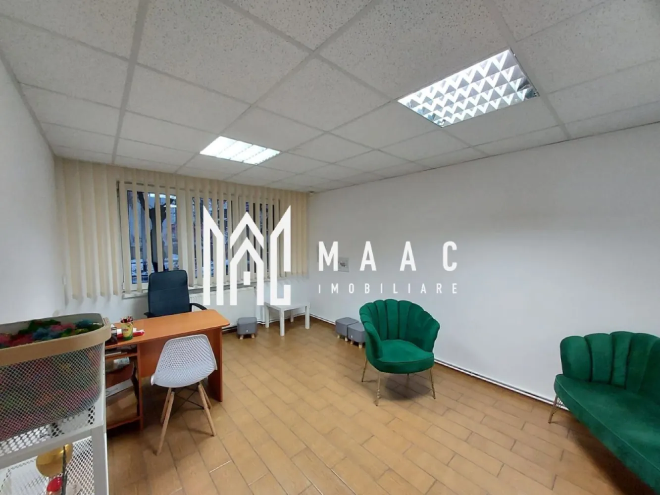 Apartament 3 Camere | Parter | Investitie | Blv.Milea - MAAC Imobiliare vă propune spre vânzare un apartament cu 3 camere, situat la parter, în zona Bulevardului Vasile Milea din Sibiu, amenajat și utilizat în prezent ca spațiu de birouri, ideal pentru activități comerciale, sediu firmă sau cabinet profesional.

Proprietatea este adaptată pentru utilizare profesională, beneficiind de multiple îmbunătățiri tehnice și funcționale care asigură siguranță, confort și eficiență în desfășurarea activităților de birou.

Detalii proprietate

Compartimentare: 3 camere

Amplasare: parter – acces facil pentru clienți și colaboratori

Utilizare actuală: spațiu de birouri

Zonă: Bulevardul Vasile Milea, cu vizibilitate și acces bun

 Dotări și îmbunătățiri

Instalații electrice, sanitare și de gaz complet schimbate

Uși REHAU

Sistem de alarmă

Geamuri securizate

Tavane false, cu finisaj modern

Canalizare separată de restul blocului

Prize cu rețea de telefonie și date, pregătite pentru activitate office

 Avantaje

Spațiu deja adaptat pentru birouri, fără investiții majore suplimentare

Acces ușor la mijloace de transport și puncte de interes

Zonă bine cotată pentru activități comerciale

Ideal pentru sediu firmă, cabinet sau investiție

Pentru mai multe detalii și programarea unei vizionări, vă rugăm să ne contactați menționând ID: CP2917696
