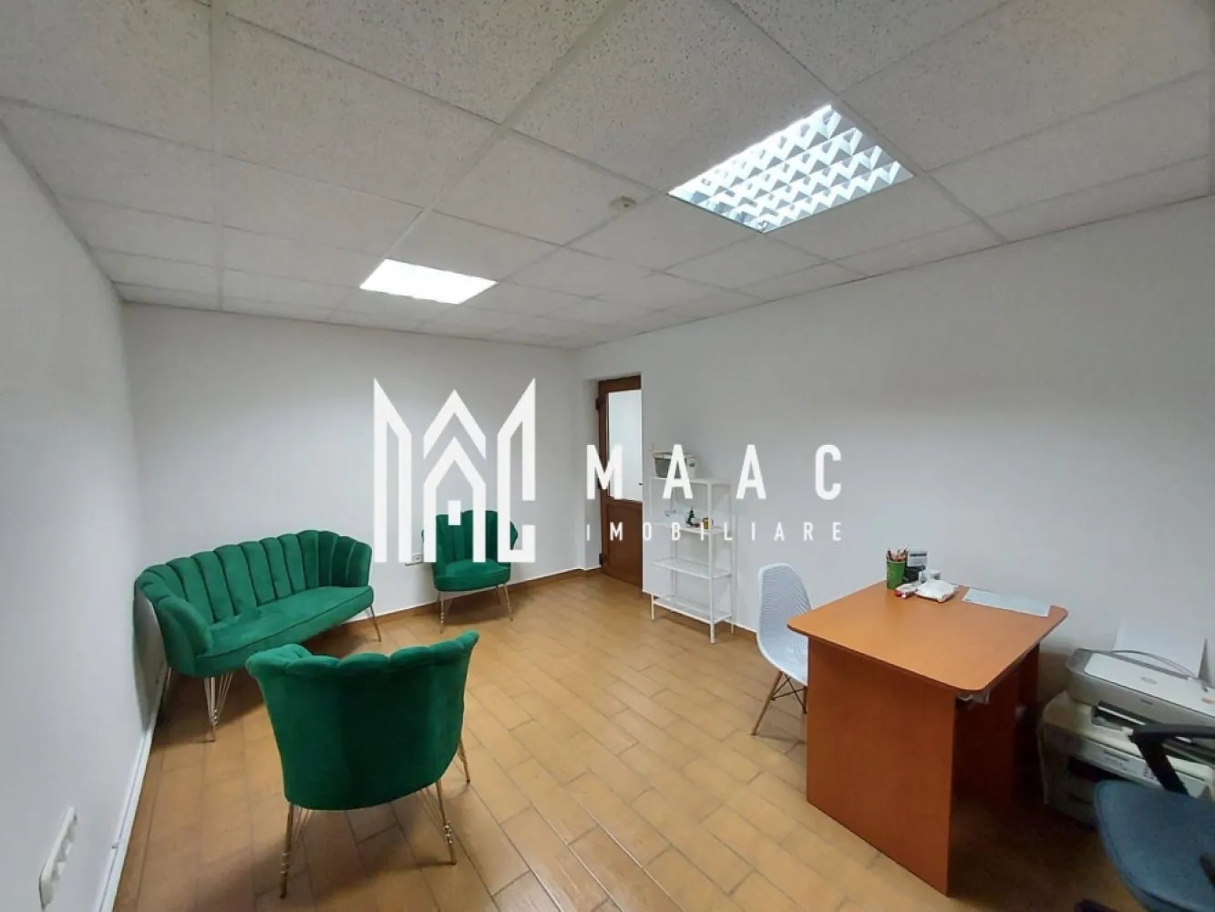 Apartament 3 Camere | Parter | Investitie | Blv.Milea - MAAC Imobiliare vă propune spre vânzare un apartament cu 3 camere, situat la parter, în zona Bulevardului Vasile Milea din Sibiu, amenajat și utilizat în prezent ca spațiu de birouri, ideal pentru activități comerciale, sediu firmă sau cabinet profesional.

Proprietatea este adaptată pentru utilizare profesională, beneficiind de multiple îmbunătățiri tehnice și funcționale care asigură siguranță, confort și eficiență în desfășurarea activităților de birou.

Detalii proprietate

Compartimentare: 3 camere

Amplasare: parter – acces facil pentru clienți și colaboratori

Utilizare actuală: spațiu de birouri

Zonă: Bulevardul Vasile Milea, cu vizibilitate și acces bun

 Dotări și îmbunătățiri

Instalații electrice, sanitare și de gaz complet schimbate

Uși REHAU

Sistem de alarmă

Geamuri securizate

Tavane false, cu finisaj modern

Canalizare separată de restul blocului

Prize cu rețea de telefonie și date, pregătite pentru activitate office

 Avantaje

Spațiu deja adaptat pentru birouri, fără investiții majore suplimentare

Acces ușor la mijloace de transport și puncte de interes

Zonă bine cotată pentru activități comerciale

Ideal pentru sediu firmă, cabinet sau investiție

Pentru mai multe detalii și programarea unei vizionări, vă rugăm să ne contactați menționând ID: CP2917696