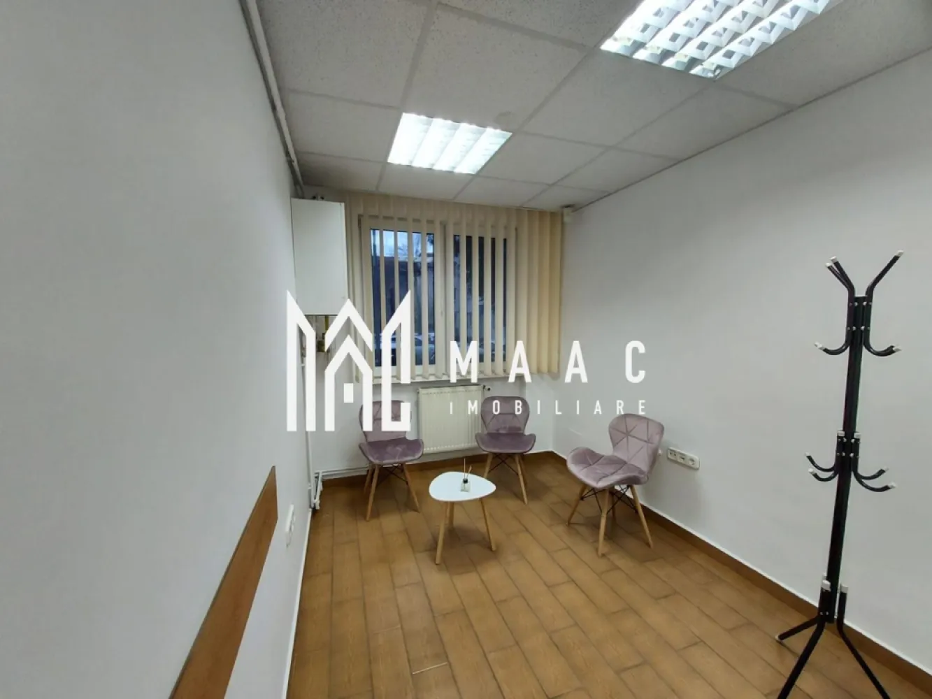 Apartament 3 Camere | Parter | Investitie | Blv.Milea - MAAC Imobiliare vă propune spre vânzare un apartament cu 3 camere, situat la parter, în zona Bulevardului Vasile Milea din Sibiu, amenajat și utilizat în prezent ca spațiu de birouri, ideal pentru activități comerciale, sediu firmă sau cabinet profesional.

Proprietatea este adaptată pentru utilizare profesională, beneficiind de multiple îmbunătățiri tehnice și funcționale care asigură siguranță, confort și eficiență în desfășurarea activităților de birou.

Detalii proprietate

Compartimentare: 3 camere

Amplasare: parter – acces facil pentru clienți și colaboratori

Utilizare actuală: spațiu de birouri

Zonă: Bulevardul Vasile Milea, cu vizibilitate și acces bun

 Dotări și îmbunătățiri

Instalații electrice, sanitare și de gaz complet schimbate

Uși REHAU

Sistem de alarmă

Geamuri securizate

Tavane false, cu finisaj modern

Canalizare separată de restul blocului

Prize cu rețea de telefonie și date, pregătite pentru activitate office

 Avantaje

Spațiu deja adaptat pentru birouri, fără investiții majore suplimentare

Acces ușor la mijloace de transport și puncte de interes

Zonă bine cotată pentru activități comerciale

Ideal pentru sediu firmă, cabinet sau investiție

Pentru mai multe detalii și programarea unei vizionări, vă rugăm să ne contactați menționând ID: CP2917696