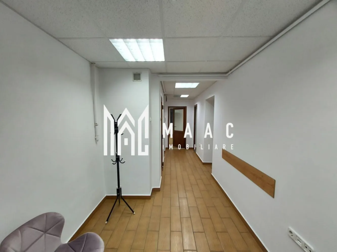 Apartament 3 Camere | Parter | Investitie | Blv.Milea - MAAC Imobiliare vă propune spre vânzare un apartament cu 3 camere, situat la parter, în zona Bulevardului Vasile Milea din Sibiu, amenajat și utilizat în prezent ca spațiu de birouri, ideal pentru activități comerciale, sediu firmă sau cabinet profesional.

Proprietatea este adaptată pentru utilizare profesională, beneficiind de multiple îmbunătățiri tehnice și funcționale care asigură siguranță, confort și eficiență în desfășurarea activităților de birou.

Detalii proprietate

Compartimentare: 3 camere

Amplasare: parter – acces facil pentru clienți și colaboratori

Utilizare actuală: spațiu de birouri

Zonă: Bulevardul Vasile Milea, cu vizibilitate și acces bun

 Dotări și îmbunătățiri

Instalații electrice, sanitare și de gaz complet schimbate

Uși REHAU

Sistem de alarmă

Geamuri securizate

Tavane false, cu finisaj modern

Canalizare separată de restul blocului

Prize cu rețea de telefonie și date, pregătite pentru activitate office

 Avantaje

Spațiu deja adaptat pentru birouri, fără investiții majore suplimentare

Acces ușor la mijloace de transport și puncte de interes

Zonă bine cotată pentru activități comerciale

Ideal pentru sediu firmă, cabinet sau investiție

Pentru mai multe detalii și programarea unei vizionări, vă rugăm să ne contactați menționând ID: CP2917696