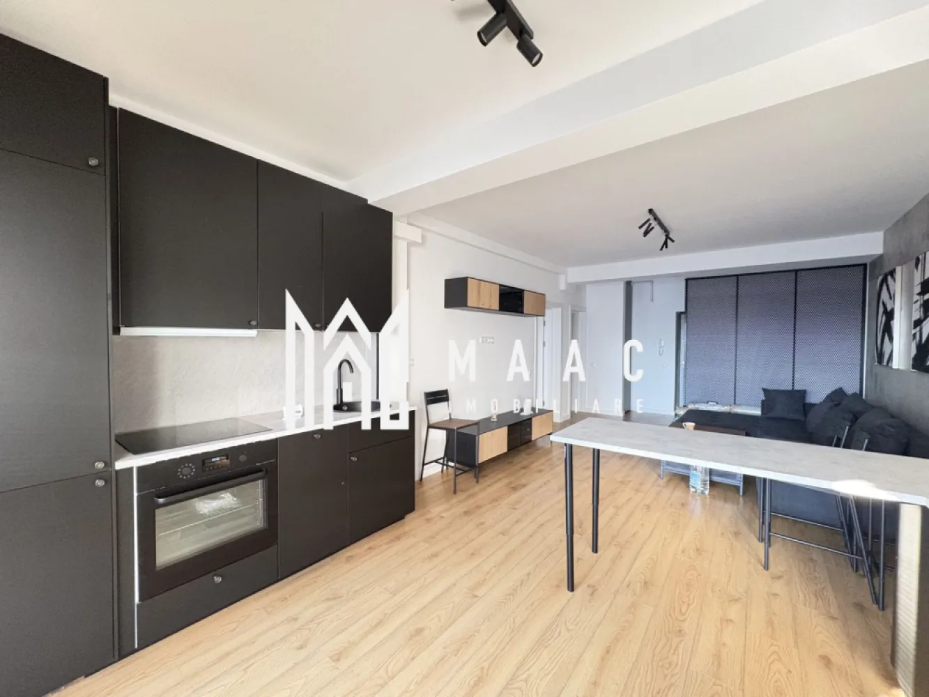 Apartament 2 Camere I La cheie I Loc de parcare | zona vest - MAAC Imobiluare va propune spre vânzare un apartament situat în apropiere de zona industrială vest și aeroport 
Apartamentul este de prezentare ❗️are 52 mp utili se vinde zugrăvit la alb ,parchet ,baia complet utilată,încălzire în pardosea și este compus din :
Dormitor de 14,7 mp
Living + bucătărie de 28,55 mp
Hol 3,81mp
Baie 5 mp 
Balcon

Se preda nemobilat/ neutilat.

Pentru mai multe detalii, precizați telefonic că ați văzut anunțul cu ID CP2852760
