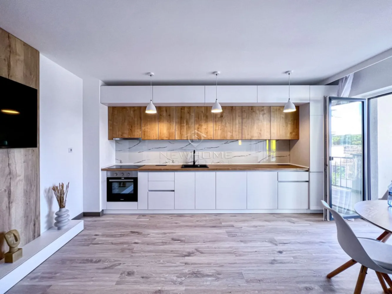 Apartament 2 camere zona Iulius Mall Gheorgheni - New HOME Imobiliare ofera spre inchiriere apartament modern cu 2 camere 50 mp, terasa generoasa, in bloc nou, etaj intermediar ansamblul Mon Jardin din Sopor. In proximitate se afla magazine alimentare, spatii comerciale, Iulius Mall. Finisaje de lux, aer condiționat, TV, masina de spălat, frigiter etc. Inclus în preț și un loc de parcare în garajul subteran. Avand in vedere poziția si avantajele zonei este una de interes maxim, datorita pozitionarii fiind in apropiere de centru comercial Iulius Mall, Business centre, facultatea FSEGA, Porsche Engineering, baza Sportiva, Iulius Park, etc. Pentru mai multe informatii si pentru a programa o vizionare, contactati-ne cu incredere!