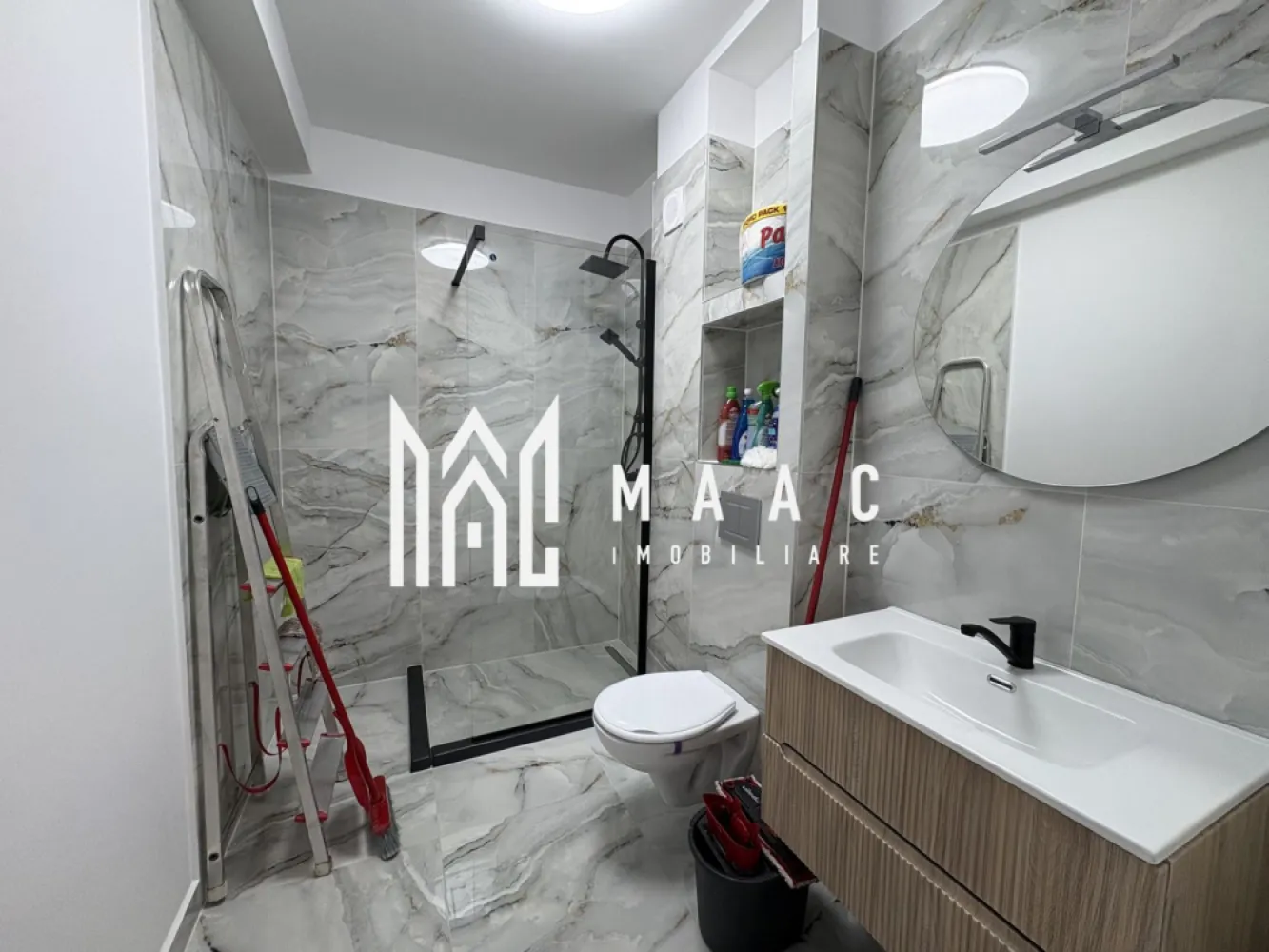 Apartament 2 Camere I La cheie I Loc de parcare | zona vest - MAAC Imobiluare va propune spre vânzare un apartament situat în apropiere de zona industrială vest și aeroport 
Apartamentul este de prezentare ❗️are 52 mp utili se vinde zugrăvit la alb ,parchet ,baia complet utilată,încălzire în pardosea și este compus din :
Dormitor de 14,7 mp
Living + bucătărie de 28,55 mp
Hol 3,81mp
Baie 5 mp 
Balcon

Se preda nemobilat/ neutilat.

Pentru mai multe detalii, precizați telefonic că ați văzut anunțul cu ID CP2852760