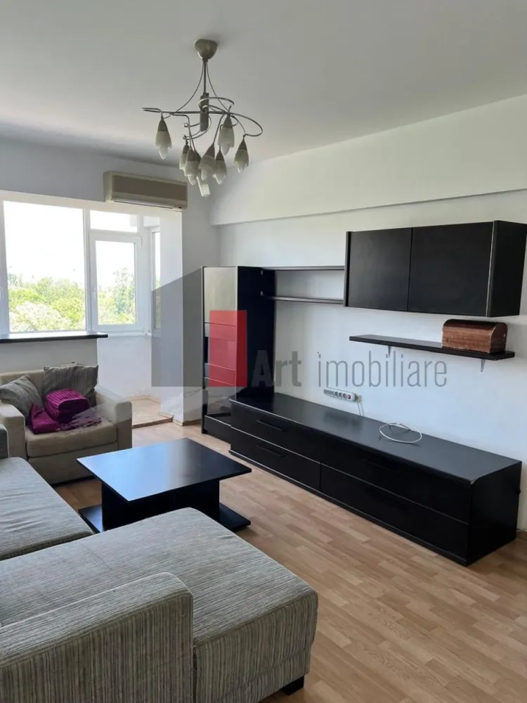 3 camere vizavi de parcul Plumbuita - Va prezentam un apartament de ivamnzare aflat la etajul 6 din 8 cu o vedere superba a parcului Plumbuita.
Imobilul este anvelopat iar costurile de intretinere sunt minime, nu se plateste decat intretinerea si curentul electric, internetul si televiziunea fiind gratuite.

Apartamentul are o suprafata de 70 mp utili si este format din:
 - living
 - 2 dormitoare
 - bucatarie
 - 2 zone de depozitare
 - 1 balcon inchis

Apartamentul se vinde cu tot ce se afla in el. 
Pentru detalii sau vizionare va rog sa ne contactati ! Comision 0 de la cumparator