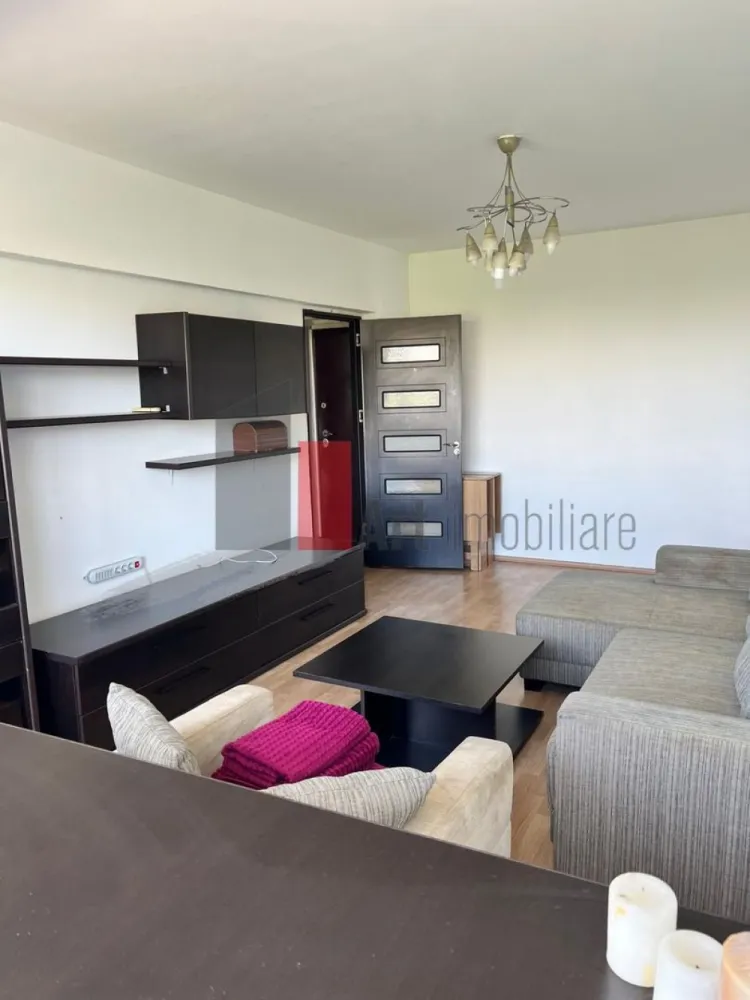 3 camere vizavi de parcul Plumbuita - Va prezentam un apartament de ivamnzare aflat la etajul 6 din 8 cu o vedere superba a parcului Plumbuita.
Imobilul este anvelopat iar costurile de intretinere sunt minime, nu se plateste decat intretinerea si curentul electric, internetul si televiziunea fiind gratuite.

Apartamentul are o suprafata de 70 mp utili si este format din:
 - living
 - 2 dormitoare
 - bucatarie
 - 2 zone de depozitare
 - 1 balcon inchis

Apartamentul se vinde cu tot ce se afla in el. 
Pentru detalii sau vizionare va rog sa ne contactati ! Comision 0 de la cumparator
