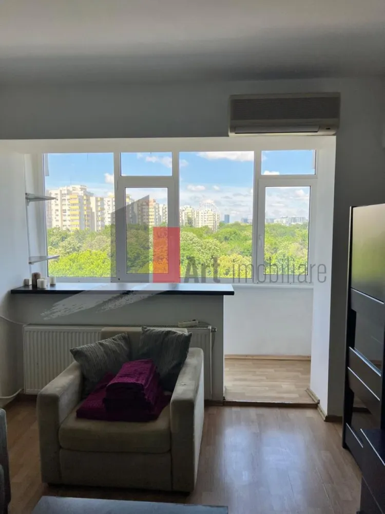 3 camere vizavi de parcul Plumbuita - Va prezentam un apartament de ivamnzare aflat la etajul 6 din 8 cu o vedere superba a parcului Plumbuita.
Imobilul este anvelopat iar costurile de intretinere sunt minime, nu se plateste decat intretinerea si curentul electric, internetul si televiziunea fiind gratuite.

Apartamentul are o suprafata de 70 mp utili si este format din:
 - living
 - 2 dormitoare
 - bucatarie
 - 2 zone de depozitare
 - 1 balcon inchis

Apartamentul se vinde cu tot ce se afla in el. 
Pentru detalii sau vizionare va rog sa ne contactati ! Comision 0 de la cumparator