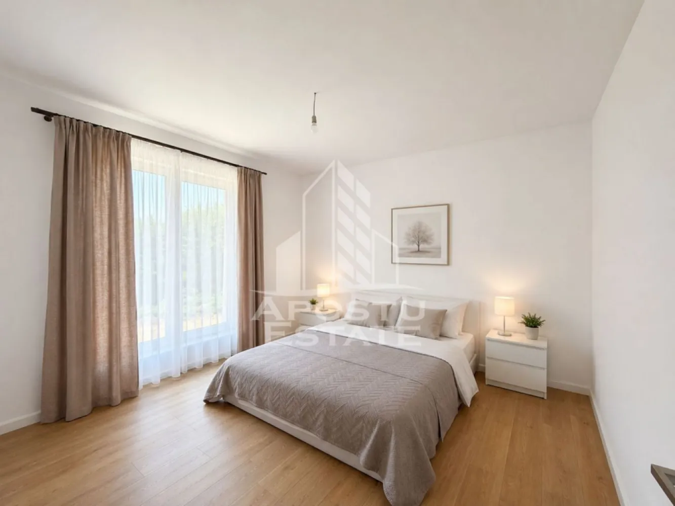 De vânzare casa noua individuală în Dudestii Noi - Apostu Estate va propune spre vanzare o casa individuala noua, finalizata in anul 2025, situata in Dudestii Noi, intr-o zona linistita, potrivita pentru o familie care isi doreste confort, intimitate si un teren generos.
Proprietatea are o suprafata utila de 88 mp, o suprafata construita de 130 mp si este amplasata pe un teren de 649 mp.
Compartimentarea este practica si bine organizata: living spatios cu bucatarie open-space; doua dormitoare; o baie; terasa de aproximativ 20 mp; pod pentru depozitare; camera tehnica.
Casa este construita din caramida, are acoperis din tigla si ferestre cu geam tripan. Confortul termic este asigurat prin centrala proprie si incalzire in pardoseala. Proprietatea este dotata si cu aer conditionat.
Bucataria este mobilata si utilata, iar finisajele moderne permit mutarea imediata, fara investitii majore suplimentare.
Imobilul beneficiaza de următoarele utilitatile necesare:
apa;
canalizare;
energie electrica;
internet
caldura e asigurata prin pompa de caldura.
Curtea generoasa ofera suficient spatiu pentru amenajarea unei zone de relaxare, a unui loc de joaca, a unei gradini sau a unui foisor. Proprietatea dispune si de aproximativ patru locuri de parcare.
Un avantaj important al locatiei este echilibrul dintre linistea unei zone rezidentiale si accesul facil catre Timisoara, ideal pentru cei care isi doresc mai mult spatiu fara sa renunte la apropierea de oras.
Aceasta casa de vanzare in Dudestii Noi reprezinta o alegere potrivita pentru cei care cauta o locuinta individuala, constructie noua, cu incalzire in pardoseala, teren mare si acces la toate utilitatile.

Pret de vanzare: 165.000 euro.
Pentru mai multe informatii si pentru programarea unei vizionari, va invitam sa ne contactati.