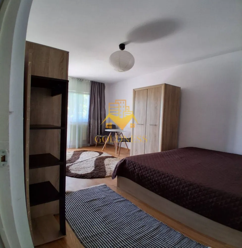 1 camera, Marasti, Centrala proprie, Aurel Vlaicu, Expo Transilvania - GOLDNESS Imobiliare vă propune spre închiriere un apartament cu 1 camere complet mobilat și utilat, la etajul 1 într-un imobil de 4 etaje, în Cartierul Marasti.
Se află în apropierea stațiilor de transport în comun, magazine, restaurante, spații verzi, farmacii, etc. 

Apartamentul este compartimentat astfel:
 - camera cu pat matrimonial, dressing, noptiere
 - bucătărie complet utilată și mobilată, loc de servit masa 
 - baie cu cada, calorifer port prosop și dulap pentru depozitare.
 - balcon 3mp.

Imobilul este dotat cu toate cele necesare- centrală proprie, frigider, aragaz, hotă, mașină de spălat haine, etc. 

Dacă sunteți interesați de acest apartament și doriți să îl vizionați, dar și pentru alte oferte nu ezitați să ne contactați telefonic sau prin e-mail. Vă stăm la dispoziție!
Pentru intermediere se percepe un comision de 50% din prețul chiriei!