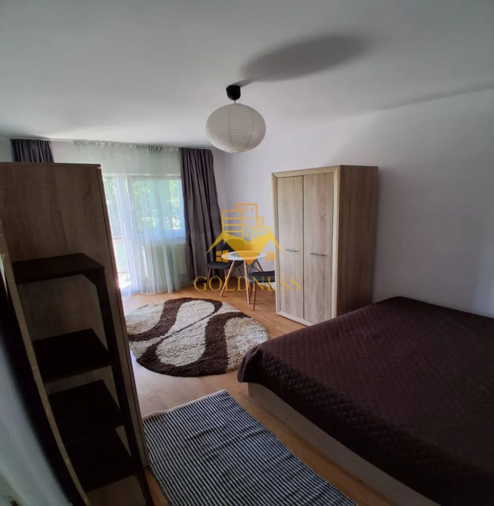 1 camera, Marasti, Centrala proprie, Aurel Vlaicu, Expo Transilvania - GOLDNESS Imobiliare vă propune spre închiriere un apartament cu 1 camere complet mobilat și utilat, la etajul 1 într-un imobil de 4 etaje, în Cartierul Marasti.
Se află în apropierea stațiilor de transport în comun, magazine, restaurante, spații verzi, farmacii, etc. 

Apartamentul este compartimentat astfel:
 - camera cu pat matrimonial, dressing, noptiere
 - bucătărie complet utilată și mobilată, loc de servit masa 
 - baie cu cada, calorifer port prosop și dulap pentru depozitare.
 - balcon 3mp.

Imobilul este dotat cu toate cele necesare- centrală proprie, frigider, aragaz, hotă, mașină de spălat haine, etc. 

Dacă sunteți interesați de acest apartament și doriți să îl vizionați, dar și pentru alte oferte nu ezitați să ne contactați telefonic sau prin e-mail. Vă stăm la dispoziție!
Pentru intermediere se percepe un comision de 50% din prețul chiriei!