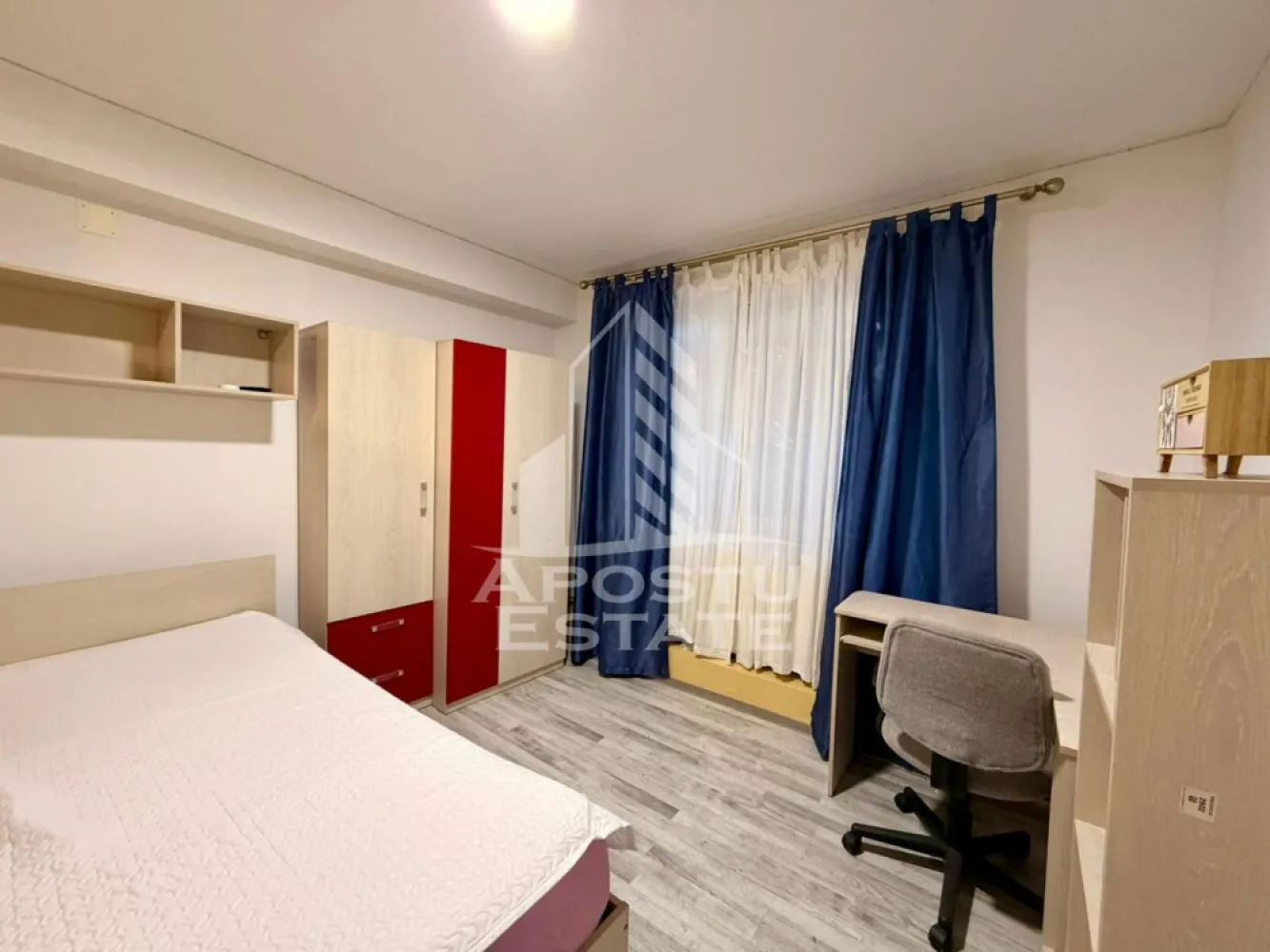 Apartament cu 1 camera de inchiriat, Complex Studentesc, Timisoara - Agentia imobiliara APOSTU ESTATE va propune spre inchiriere un apartament cu 1 camera, situat in zona Complexului Studentesc, o zona linistita si bine pozitionata din Timisoara, potrivit pentru cupluri sau studenti care isi doresc o locuinta unde sa se simta confortabil si cu acces facil catre scoli, facultati, statii de autobuz si magazine.

Suprafata utila: 42 mp
Compartimentare eficienta:
- Hol de acces
- Bucatarie inchisa, complet mobilata si utilata, cu loc de luat masa
- Baie prevazuta cu dus si ventilatie artificiala

Confort si facilitati:
- Incalzire apartament: termoficare
- Camera cu pat matrimonial
- Apartamentul este complet mobilat si utilat de catre proprietar

Localizare: zona Complex Studentesc, in apropiere de UVT, Politehnica, magazinul Profi si restaurante.

Ideal pentru:
- Cupluri
- Studenti
- Persoane singure

Pret chirie: 290€
Programeaza o vizionare pentru a-ti putea imagina viitorul aici!
ID intern: CP2777997