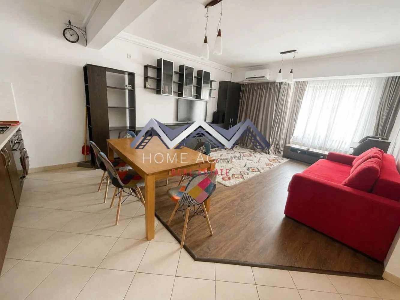 Apartament 3 camere Otopeni central | mobilat, utilat | lângă piață - Vă propunem, spre vânzare, un apartament cu 3 camere, complet mobilat și utilat, situat la etajul 1 din 3 al unui imobil nou și bine întreținut, amplasat într-o zonă centrală și foarte apreciată din Otopeni. Proprietatea reprezintă o alegere excelentă atât pentru locuire, cât și pentru investiție, datorită poziționării foarte bune și accesului facil către toate punctele de interes din oraș și nu numai.

Apartamentul este luminos, spațios și eficient compartimentat, având o bucătărie open-space integrată armonios cu zona de living, cu acces către balconul închis cu termopan și prevăzut cu jaluzele exterioare retractabile manual. Dispune de două dormitoare, dintre care unul matrimonial cu baie proprie cu cabină de duș, o a doua baie, de asemenea cu cabină de duș, precum și un hol generos, ideal pentru depozitare și organizare.

Locuința beneficiază de centrală termică proprie Viessmann, două aparate de aer condiționat (în living și în dormitorul matrimonial), fiind pregătită pentru mutare imediată, fără investiții suplimentare.

Poziționarea este unul dintre marile avantaje ale proprietății: piața, magazinele, restaurantele, cafenelele, farmaciile, băncile și stațiile de autobuz se află la aproximativ 5-7 minute de mers pe jos, oferind un stil de viață comod și accesibil. În plus, DN1 este la doar câteva minute distanță pietonal, ceea ce asigură conexiuni rapide către București și aeroport. Familiile cu copii vor aprecia proximitatea față de școli și grădinițe, aflate la aproximativ 10 minute de mers pe jos, precum și apropierea de parcul de la Primărie și alte zone verzi din centrul orașului.

Datorită amplasării centrale, compartimentării practice și faptului că se vinde complet mobilat și utilat, apartamentul este ideal atât pentru locuit, cât și ca investiție pentru închiriere pe termen lung.

Programează acum o vizionare!