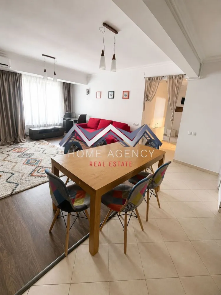 Apartament 3 camere Otopeni central | mobilat, utilat | lângă piață - Vă propunem, spre vânzare, un apartament cu 3 camere, complet mobilat și utilat, situat la etajul 1 din 3 al unui imobil nou și bine întreținut, amplasat într-o zonă centrală și foarte apreciată din Otopeni. Proprietatea reprezintă o alegere excelentă atât pentru locuire, cât și pentru investiție, datorită poziționării foarte bune și accesului facil către toate punctele de interes din oraș și nu numai.

Apartamentul este luminos, spațios și eficient compartimentat, având o bucătărie open-space integrată armonios cu zona de living, cu acces către balconul închis cu termopan și prevăzut cu jaluzele exterioare retractabile manual. Dispune de două dormitoare, dintre care unul matrimonial cu baie proprie cu cabină de duș, o a doua baie, de asemenea cu cabină de duș, precum și un hol generos, ideal pentru depozitare și organizare.

Locuința beneficiază de centrală termică proprie Viessmann, două aparate de aer condiționat (în living și în dormitorul matrimonial), fiind pregătită pentru mutare imediată, fără investiții suplimentare.

Poziționarea este unul dintre marile avantaje ale proprietății: piața, magazinele, restaurantele, cafenelele, farmaciile, băncile și stațiile de autobuz se află la aproximativ 5-7 minute de mers pe jos, oferind un stil de viață comod și accesibil. În plus, DN1 este la doar câteva minute distanță pietonal, ceea ce asigură conexiuni rapide către București și aeroport. Familiile cu copii vor aprecia proximitatea față de școli și grădinițe, aflate la aproximativ 10 minute de mers pe jos, precum și apropierea de parcul de la Primărie și alte zone verzi din centrul orașului.

Datorită amplasării centrale, compartimentării practice și faptului că se vinde complet mobilat și utilat, apartamentul este ideal atât pentru locuit, cât și ca investiție pentru închiriere pe termen lung.

Programează acum o vizionare!