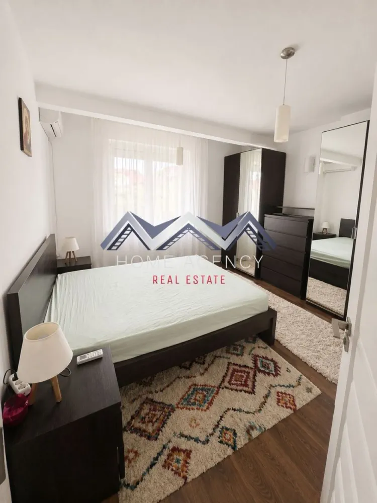 Apartament 3 camere Otopeni central | mobilat, utilat | lângă piață - Vă propunem, spre vânzare, un apartament cu 3 camere, complet mobilat și utilat, situat la etajul 1 din 3 al unui imobil nou și bine întreținut, amplasat într-o zonă centrală și foarte apreciată din Otopeni. Proprietatea reprezintă o alegere excelentă atât pentru locuire, cât și pentru investiție, datorită poziționării foarte bune și accesului facil către toate punctele de interes din oraș și nu numai.

Apartamentul este luminos, spațios și eficient compartimentat, având o bucătărie open-space integrată armonios cu zona de living, cu acces către balconul închis cu termopan și prevăzut cu jaluzele exterioare retractabile manual. Dispune de două dormitoare, dintre care unul matrimonial cu baie proprie cu cabină de duș, o a doua baie, de asemenea cu cabină de duș, precum și un hol generos, ideal pentru depozitare și organizare.

Locuința beneficiază de centrală termică proprie Viessmann, două aparate de aer condiționat (în living și în dormitorul matrimonial), fiind pregătită pentru mutare imediată, fără investiții suplimentare.

Poziționarea este unul dintre marile avantaje ale proprietății: piața, magazinele, restaurantele, cafenelele, farmaciile, băncile și stațiile de autobuz se află la aproximativ 5-7 minute de mers pe jos, oferind un stil de viață comod și accesibil. În plus, DN1 este la doar câteva minute distanță pietonal, ceea ce asigură conexiuni rapide către București și aeroport. Familiile cu copii vor aprecia proximitatea față de școli și grădinițe, aflate la aproximativ 10 minute de mers pe jos, precum și apropierea de parcul de la Primărie și alte zone verzi din centrul orașului.

Datorită amplasării centrale, compartimentării practice și faptului că se vinde complet mobilat și utilat, apartamentul este ideal atât pentru locuit, cât și ca investiție pentru închiriere pe termen lung.

Programează acum o vizionare!