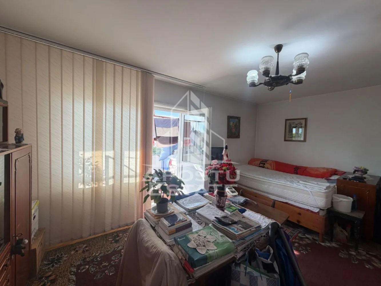 Apartament cu 2 camere de vânzare , Zona Lipovei , Timisoara - Agenţia imobiliara Apostu Estate va propune spre vânzare un apartament nou cu 2 camere decomandat,situat în zona Lipovei , una dintre cele mai căutate zone din Timisoara . Ideal atât pentru locuinţa proprie , cat si pentru investiţie

Imobilul este amplasat la etajul 4 din 4 având o suprafaţă utila de 54 mp si 2 balcoane 

Compartimentare :
-Hol de acces cu debara
-Bucătărie cu debara
-Living cu balcon
-Dormitor cu balcon
-Baie cu cada

Apartamentul se vinde mobilat , conform pozelor

Beneficii suplimentare :
- Compartimentare funcţională
- Zona excelenta pentru locuit sau investiţie

Vecinătăţi :
-Lidl
-Școala nr 7
-Grădinițe 
-Mijloace de transport in comun

Pentru mai multe detalii si programarea unei vizionari , va stam cu drag la dispoziţie .

Agenţia imobiliara Apostu Estate vă oferă consultanta bancara gratuita prin intermediul colaboratorilor noştri pentru alegerea celui mai potrivit tip de credit , astfel încât tu să devii noul proprietar al acestui apartament
ID INTERN: CP3197025