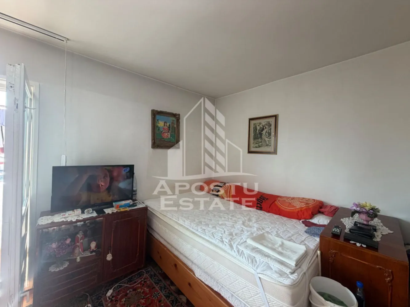 Apartament cu 2 camere de vânzare , Zona Lipovei , Timisoara - Agenţia imobiliara Apostu Estate va propune spre vânzare un apartament nou cu 2 camere decomandat,situat în zona Lipovei , una dintre cele mai căutate zone din Timisoara . Ideal atât pentru locuinţa proprie , cat si pentru investiţie

Imobilul este amplasat la etajul 4 din 4 având o suprafaţă utila de 54 mp si 2 balcoane 

Compartimentare :
-Hol de acces cu debara
-Bucătărie cu debara
-Living cu balcon
-Dormitor cu balcon
-Baie cu cada

Apartamentul se vinde mobilat , conform pozelor

Beneficii suplimentare :
- Compartimentare funcţională
- Zona excelenta pentru locuit sau investiţie

Vecinătăţi :
-Lidl
-Școala nr 7
-Grădinițe 
-Mijloace de transport in comun

Pentru mai multe detalii si programarea unei vizionari , va stam cu drag la dispoziţie .

Agenţia imobiliara Apostu Estate vă oferă consultanta bancara gratuita prin intermediul colaboratorilor noştri pentru alegerea celui mai potrivit tip de credit , astfel încât tu să devii noul proprietar al acestui apartament
ID INTERN: CP3197025