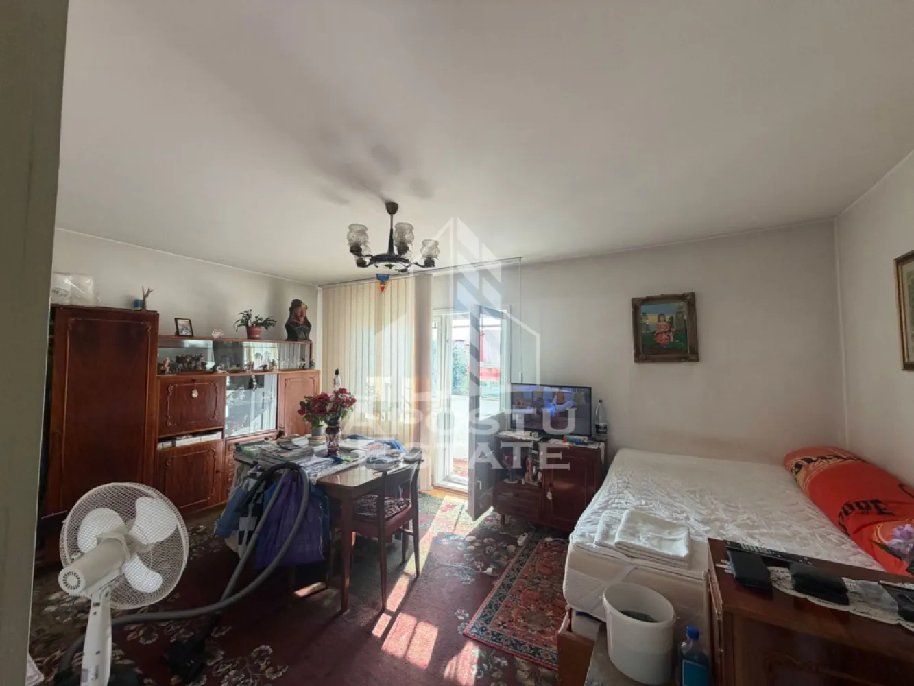Apartament cu 2 camere de vânzare , Zona Lipovei , Timisoara - Agenţia imobiliara Apostu Estate va propune spre vânzare un apartament nou cu 2 camere decomandat,situat în zona Lipovei , una dintre cele mai căutate zone din Timisoara . Ideal atât pentru locuinţa proprie , cat si pentru investiţie

Imobilul este amplasat la etajul 4 din 4 având o suprafaţă utila de 54 mp si 2 balcoane 

Compartimentare :
-Hol de acces cu debara
-Bucătărie cu debara
-Living cu balcon
-Dormitor cu balcon
-Baie cu cada

Apartamentul se vinde mobilat , conform pozelor

Beneficii suplimentare :
- Compartimentare funcţională
- Zona excelenta pentru locuit sau investiţie

Vecinătăţi :
-Lidl
-Școala nr 7
-Grădinițe 
-Mijloace de transport in comun

Pentru mai multe detalii si programarea unei vizionari , va stam cu drag la dispoziţie .

Agenţia imobiliara Apostu Estate vă oferă consultanta bancara gratuita prin intermediul colaboratorilor noştri pentru alegerea celui mai potrivit tip de credit , astfel încât tu să devii noul proprietar al acestui apartament
ID INTERN: CP3197025