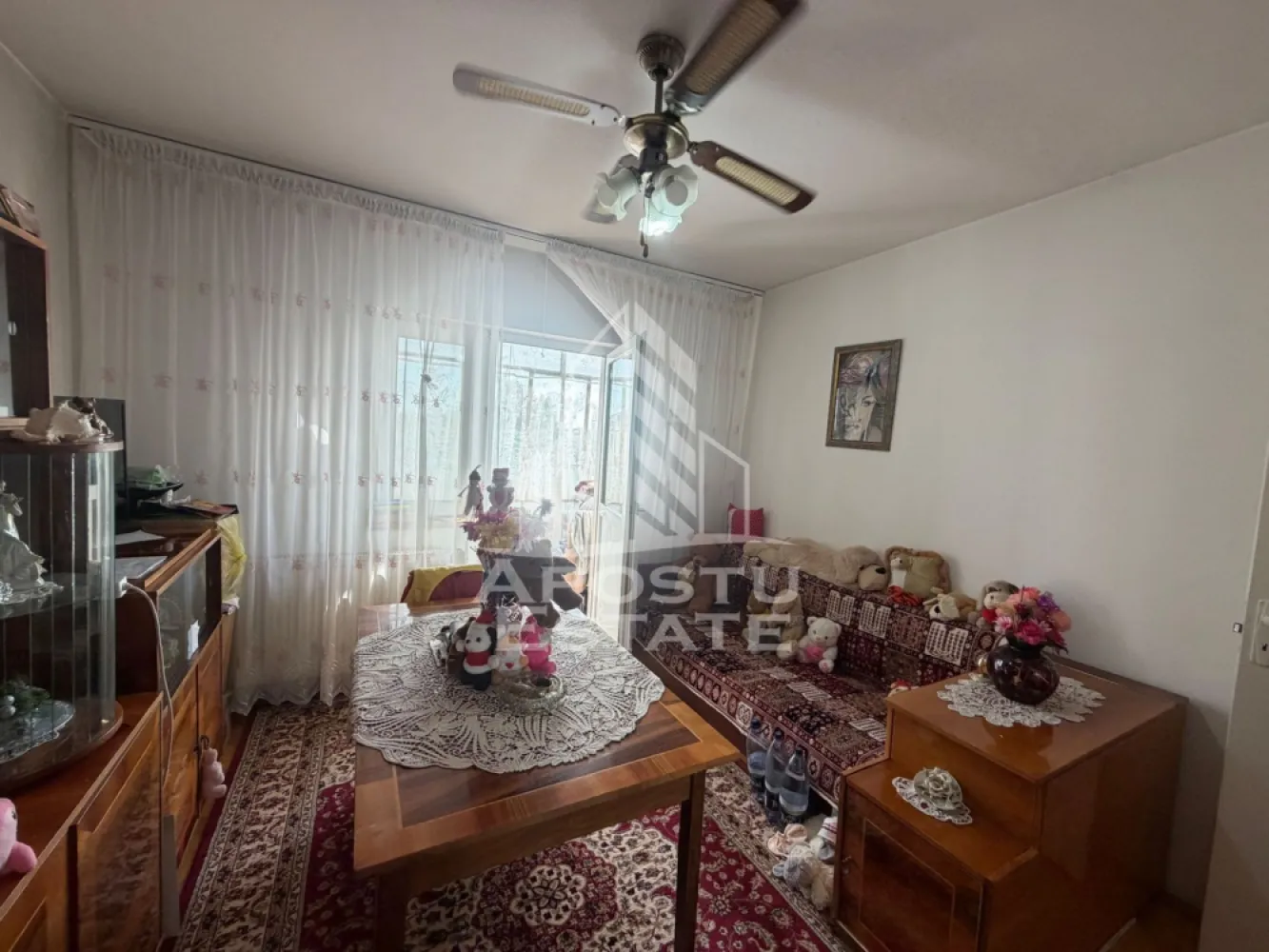 Apartament cu 2 camere de vânzare , Zona Lipovei , Timisoara - Agenţia imobiliara Apostu Estate va propune spre vânzare un apartament nou cu 2 camere decomandat,situat în zona Lipovei , una dintre cele mai căutate zone din Timisoara . Ideal atât pentru locuinţa proprie , cat si pentru investiţie

Imobilul este amplasat la etajul 4 din 4 având o suprafaţă utila de 54 mp si 2 balcoane 

Compartimentare :
-Hol de acces cu debara
-Bucătărie cu debara
-Living cu balcon
-Dormitor cu balcon
-Baie cu cada

Apartamentul se vinde mobilat , conform pozelor

Beneficii suplimentare :
- Compartimentare funcţională
- Zona excelenta pentru locuit sau investiţie

Vecinătăţi :
-Lidl
-Școala nr 7
-Grădinițe 
-Mijloace de transport in comun

Pentru mai multe detalii si programarea unei vizionari , va stam cu drag la dispoziţie .

Agenţia imobiliara Apostu Estate vă oferă consultanta bancara gratuita prin intermediul colaboratorilor noştri pentru alegerea celui mai potrivit tip de credit , astfel încât tu să devii noul proprietar al acestui apartament
ID INTERN: CP3197025