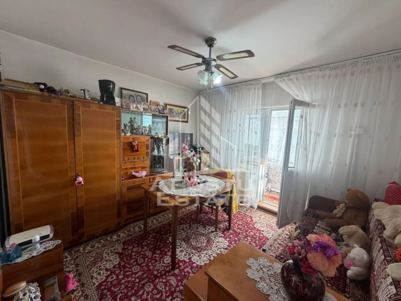 Apartament cu 2 camere de vânzare , Zona Lipovei , Timisoara - Agenţia imobiliara Apostu Estate va propune spre vânzare un apartament nou cu 2 camere decomandat,situat în zona Lipovei , una dintre cele mai căutate zone din Timisoara . Ideal atât pentru locuinţa proprie , cat si pentru investiţie

Imobilul este amplasat la etajul 4 din 4 având o suprafaţă utila de 54 mp si 2 balcoane 

Compartimentare :
-Hol de acces cu debara
-Bucătărie cu debara
-Living cu balcon
-Dormitor cu balcon
-Baie cu cada

Apartamentul se vinde mobilat , conform pozelor

Beneficii suplimentare :
- Compartimentare funcţională
- Zona excelenta pentru locuit sau investiţie

Vecinătăţi :
-Lidl
-Școala nr 7
-Grădinițe 
-Mijloace de transport in comun

Pentru mai multe detalii si programarea unei vizionari , va stam cu drag la dispoziţie .

Agenţia imobiliara Apostu Estate vă oferă consultanta bancara gratuita prin intermediul colaboratorilor noştri pentru alegerea celui mai potrivit tip de credit , astfel încât tu să devii noul proprietar al acestui apartament
ID INTERN: CP3197025