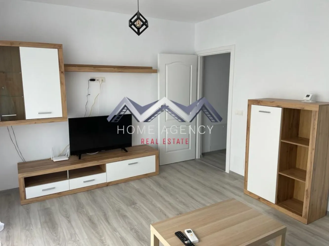 Apartament 2 camere Otopeni | parcare subterană - Vă propunem, spre închiriere, un apartament cu 2 camere, decomandat, complet mobilat și utilat, situat într-un ansamblu rezidențial modern din Otopeni. Cu o suprafață utilă generoasă de 67 mp, două balcoane și un loc de parcare subteran inclus în preț, proprietatea oferă confortul și funcționalitatea de care aveți nevoie pentru un stil de viață modern.

Apartamentul este foarte bine întreținut și amenajat cu mobilier de calitate și electrocasnice complete, fiind pregătit pentru mutare imediată.

Compartimentarea decomandată oferă intimitate și un plus de confort. Livingul este spațios și dispune de numeroase spații de depozitare, având acces către unul dintre cele două balcoane. Bucătăria este închisă, complet mobilată și utilată, ideală pentru cei care preferă un spațiu separat pentru gătit. Dormitorul este amenajat într-un stil modern și beneficiază de acces către al doilea balcon, iar baia este complet echipată și funcțională.

În prețul chiriei este inclus un loc de parcare subteran, un avantaj important care vă oferă confort și siguranță în orice perioadă a anului.

Amplasarea este unul dintre punctele forte ale proprietății. Aveți acces rapid către DN1, Centura Bucureștiului și Aeroportul Internațional Henri Coandă, iar Pipera, zona de birouri din nordul Capitalei, Băneasa Shopping City și Therme București se află la doar câteva minute distanță. În apropiere găsiți supermarketuri, restaurante, cafenele, farmacii, săli de fitness și toate facilitățile necesare vieții de zi cu zi.

Pentru mai multe informații sau pentru programarea unei vizionări, vă stăm cu drag la dispoziție!