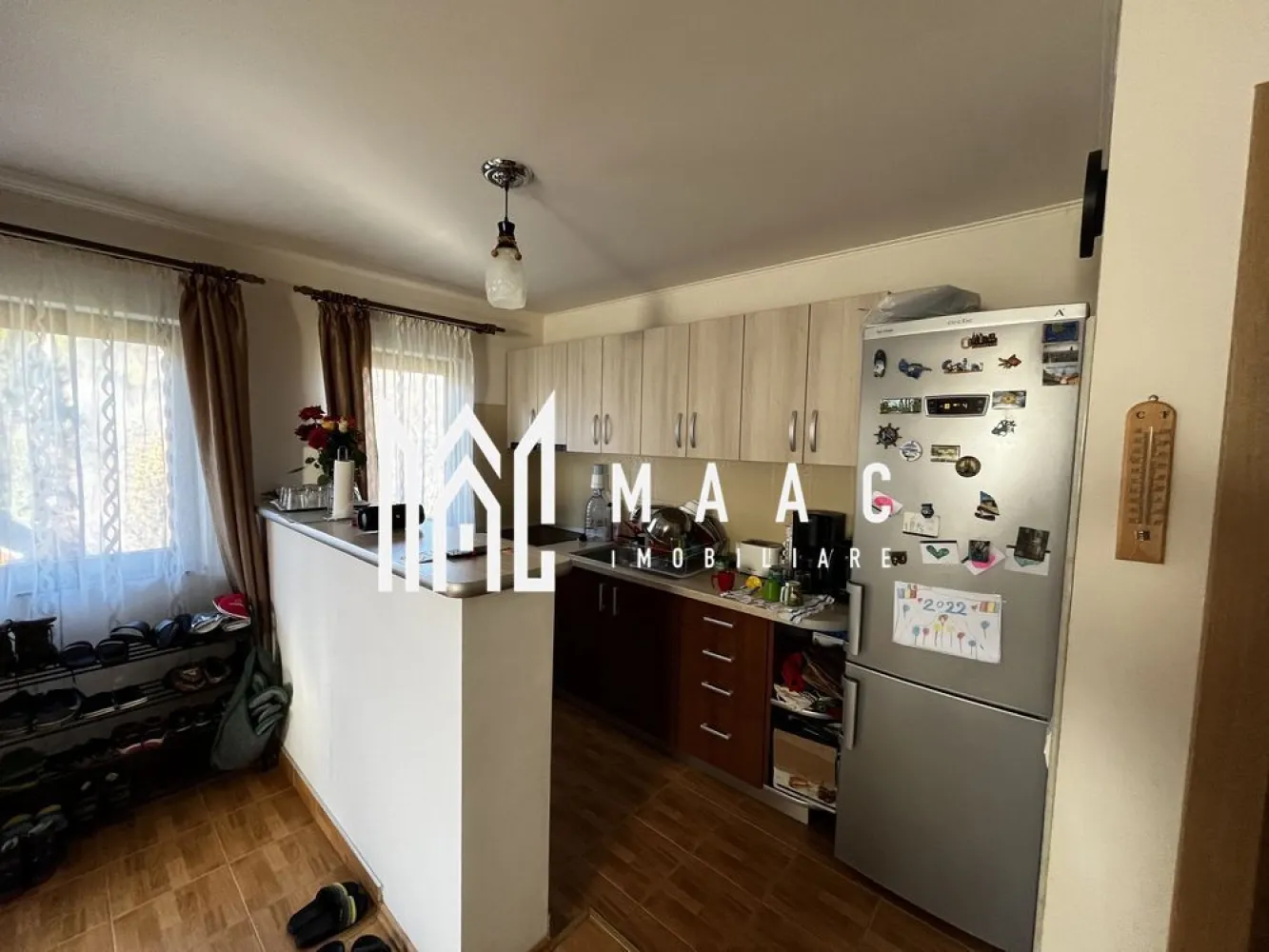 Casa | Tocile | 4 camere | Teren 500 mp - MAAC Imobiliare va prezinta o casa de vacanta pe structura de lemn cu suprafata de 120 mp utili si teren de 500 mp.

Casa se preda complet mobilata si utilata dupa cum se vede in imagini.

Compartimentarea este in felul urmator:
 Parter: living cu bucatarie open-space si baie
 Etaj: 3 dormitoare si baie

De asemenea proprietatea ofera pivnita, zona pentru gratar si o gradina spatioasa.

Pentru mai multe informatii, precizati telefonic ca ati vizionat anuntul cu ID: CP1951632.