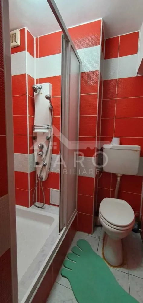 🏡 Apartament 3 camere de vânzare – Tudor - 🏡 Apartament 3 camere de vânzare – Tudor | Între Fortuna și Corina | 80 mp | 120.000 €
Se oferă spre vânzare apartament spațios și luminos, situat în zona Corina – Tudor, într-o locație liniștită, aproape de magazine, școli, stații de autobuz și la doar 10 minute de mers pe jos de Shopping City.
💰 Preț: 120.000 € (ușor negociabil)
📐 Suprafață utilă: 80 mp (inclusiv balcon)
🏢 Etaj: 6 din 8 (bloc cu lift)
✔ bloc izolat termic – costuri reduse la întreținere
✔ liber, disponibil pentru mutare imediată
Compartimentare:
✔ living
✔ 2 dormitoare
✔ bucătărie separată și complet utilată
✔ 2 băi
✔ cămară
✔ balcon mare, dublu, închis – ideal pentru relaxare sau depozitare
Dotări și utilități:
✔ centrală termică proprie
✔ geamuri termopan
✔ apartament luminos și bine compartimentat
Avantaje:
📍 zonă foarte bună – Tudor, între Fortuna și Corina
📍 aproape de Shopping City, școli, magazine și transport public
📍 ideal pentru familie sau investiție
📍 spațiu generos și compartimentare practică
💎 O oportunitate pentru cei care caută un apartament mare, într-o zonă apreciată din Târgu Mureș.
🤝 Proprietate promovată prin DARO Imobiliare
💳 Pentru achiziție, prin Kiwi Finance beneficiezi de:
✔ analiză GRATUITĂ a eligibilității
✔ acces la oferte de la peste 12 bănci
✔ negocierea dobânzii în favoarea ta
✔ suport complet până la semnarea contractului
📞 Detalii și vizionări:
Coman Maria – DARO Imobiliare & Kiwi Finance
📱 0749 535 729
🔑 DARO Imobiliare – găsim proprietatea potrivită.
💳 Kiwi Finance – obținem creditul pentru a o cumpăra.