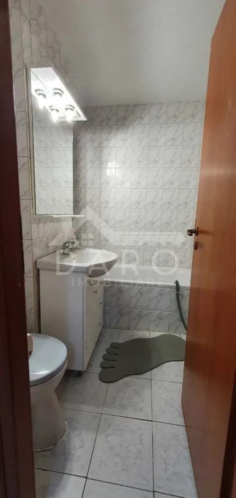 🏡 Apartament 3 camere de vânzare – Tudor - 🏡 Apartament 3 camere de vânzare – Tudor | Între Fortuna și Corina | 80 mp | 120.000 €
Se oferă spre vânzare apartament spațios și luminos, situat în zona Corina – Tudor, într-o locație liniștită, aproape de magazine, școli, stații de autobuz și la doar 10 minute de mers pe jos de Shopping City.
💰 Preț: 120.000 € (ușor negociabil)
📐 Suprafață utilă: 80 mp (inclusiv balcon)
🏢 Etaj: 6 din 8 (bloc cu lift)
✔ bloc izolat termic – costuri reduse la întreținere
✔ liber, disponibil pentru mutare imediată
Compartimentare:
✔ living
✔ 2 dormitoare
✔ bucătărie separată și complet utilată
✔ 2 băi
✔ cămară
✔ balcon mare, dublu, închis – ideal pentru relaxare sau depozitare
Dotări și utilități:
✔ centrală termică proprie
✔ geamuri termopan
✔ apartament luminos și bine compartimentat
Avantaje:
📍 zonă foarte bună – Tudor, între Fortuna și Corina
📍 aproape de Shopping City, școli, magazine și transport public
📍 ideal pentru familie sau investiție
📍 spațiu generos și compartimentare practică
💎 O oportunitate pentru cei care caută un apartament mare, într-o zonă apreciată din Târgu Mureș.
🤝 Proprietate promovată prin DARO Imobiliare
💳 Pentru achiziție, prin Kiwi Finance beneficiezi de:
✔ analiză GRATUITĂ a eligibilității
✔ acces la oferte de la peste 12 bănci
✔ negocierea dobânzii în favoarea ta
✔ suport complet până la semnarea contractului
📞 Detalii și vizionări:
Coman Maria – DARO Imobiliare & Kiwi Finance
📱 0749 535 729
🔑 DARO Imobiliare – găsim proprietatea potrivită.
💳 Kiwi Finance – obținem creditul pentru a o cumpăra.