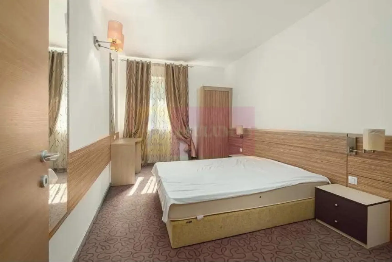 Inchiriere apartament 3 camere Rin Residence - Agentia Imobiliara Apulum 94, va oferea spre inchiriere
Apartament cu 3 camere, la etajul 10, in Complexul Rin Residence.
Locuinta se ofera mobilata modern si utilata la bucatarie cu electrocasnice necesare folosintei.
Incalzirea este prin ventilatie, oferind caldura iarna si aer conditionat vara.
Complexul este unul deosebit cu paza permanenta si supraveghere video.
Se poate inchiria si loc de parcare.
In apropierea blocului se afla Complexul Comercial Cocos, magazine de bricolaj si restaurante.
Zona este bine conectata la mijloacele de transport STB si metrou.
In apropriere se afla si institutii de invatamant, scoli si universitati.
Daca vrei sa locuiesti intr-o zona moderna cu toate facilitatile la indemana te asteptam la vizionare.
Pretul chiriei este de 750 euro pe luna.