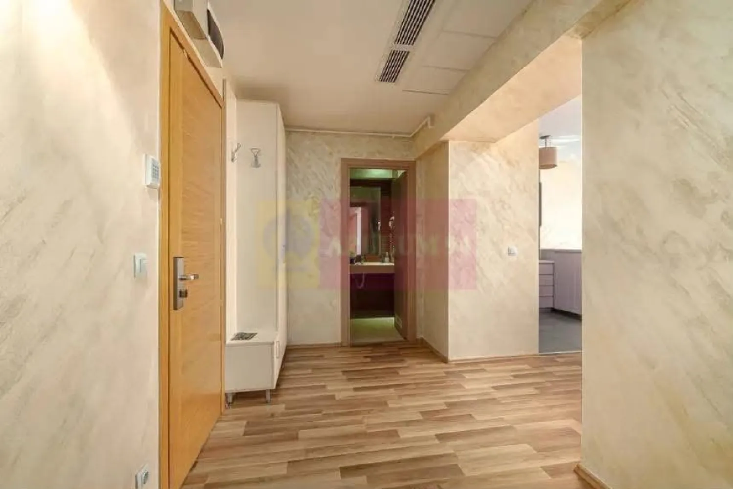 Inchiriere apartament 3 camere Rin Residence - Agentia Imobiliara Apulum 94, va oferea spre inchiriere
Apartament cu 3 camere, la etajul 10, in Complexul Rin Residence.
Locuinta se ofera mobilata modern si utilata la bucatarie cu electrocasnice necesare folosintei.
Incalzirea este prin ventilatie, oferind caldura iarna si aer conditionat vara.
Complexul este unul deosebit cu paza permanenta si supraveghere video.
Se poate inchiria si loc de parcare.
In apropierea blocului se afla Complexul Comercial Cocos, magazine de bricolaj si restaurante.
Zona este bine conectata la mijloacele de transport STB si metrou.
In apropriere se afla si institutii de invatamant, scoli si universitati.
Daca vrei sa locuiesti intr-o zona moderna cu toate facilitatile la indemana te asteptam la vizionare.
Pretul chiriei este de 750 euro pe luna.