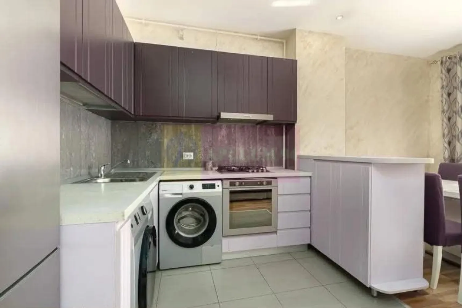 Inchiriere apartament 3 camere Rin Residence - Agentia Imobiliara Apulum 94, va oferea spre inchiriere
Apartament cu 3 camere, la etajul 10, in Complexul Rin Residence.
Locuinta se ofera mobilata modern si utilata la bucatarie cu electrocasnice necesare folosintei.
Incalzirea este prin ventilatie, oferind caldura iarna si aer conditionat vara.
Complexul este unul deosebit cu paza permanenta si supraveghere video.
Se poate inchiria si loc de parcare.
In apropierea blocului se afla Complexul Comercial Cocos, magazine de bricolaj si restaurante.
Zona este bine conectata la mijloacele de transport STB si metrou.
In apropriere se afla si institutii de invatamant, scoli si universitati.
Daca vrei sa locuiesti intr-o zona moderna cu toate facilitatile la indemana te asteptam la vizionare.
Pretul chiriei este de 750 euro pe luna.