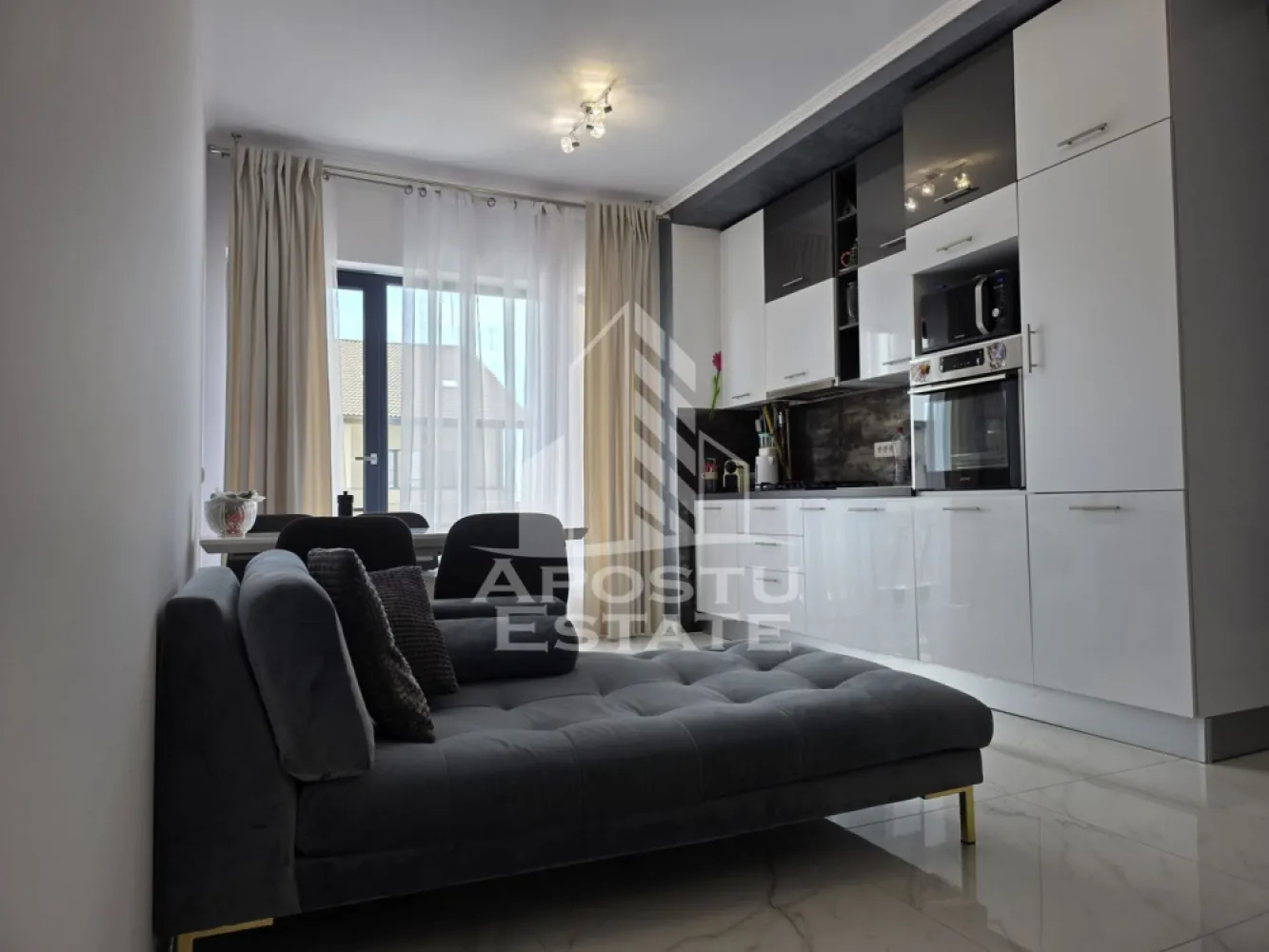 Apartament cu 3 camere, 2 locuri de parcare, la Future Residence,Giroc - Agentia Imobiliara APOSTU ESTATE va ofera spre inchiriere un apartament modern cu 2 camere, situat in Future Residence.

Acest apartament, cu o suprafata utila de 58 mp, este compartimentat astfel:

* Living open-space cu bucataria, complet mobilata si utilata;
* Dormitor matrimonial;
* Birou, ce poate fi utilizat si ca al doilea dormitor;
* Hol de acces;
* Baie complet utilata.

Apartamentul este situat la etajul 2, beneficiaza de orientare sudica, oferind lumina naturala pe tot parcursul zilei, si se inchiriaza complet mobilat si utilat, fiind pregatit pentru mutare imediata. Sunt incluse toate electrocasnicele necesare unui confort sporit.

Un avantaj deosebit al proprietatii il reprezinta cele 2 locuri de parcare incluse in pret:

* un loc de parcare subteran;
* un loc de parcare exterior.

Va invitam cu drag sa programati o vizionare!
ID Intern: CP3195788!