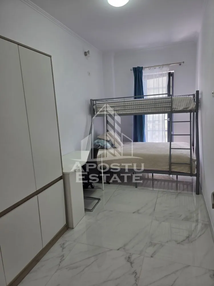 Apartament cu 3 camere, 2 locuri de parcare, la Future Residence,Giroc - Agentia Imobiliara APOSTU ESTATE va ofera spre inchiriere un apartament modern cu 2 camere, situat in Future Residence.

Acest apartament, cu o suprafata utila de 58 mp, este compartimentat astfel:

* Living open-space cu bucataria, complet mobilata si utilata;
* Dormitor matrimonial;
* Birou, ce poate fi utilizat si ca al doilea dormitor;
* Hol de acces;
* Baie complet utilata.

Apartamentul este situat la etajul 2, beneficiaza de orientare sudica, oferind lumina naturala pe tot parcursul zilei, si se inchiriaza complet mobilat si utilat, fiind pregatit pentru mutare imediata. Sunt incluse toate electrocasnicele necesare unui confort sporit.

Un avantaj deosebit al proprietatii il reprezinta cele 2 locuri de parcare incluse in pret:

* un loc de parcare subteran;
* un loc de parcare exterior.

Va invitam cu drag sa programati o vizionare!
ID Intern: CP3195788!