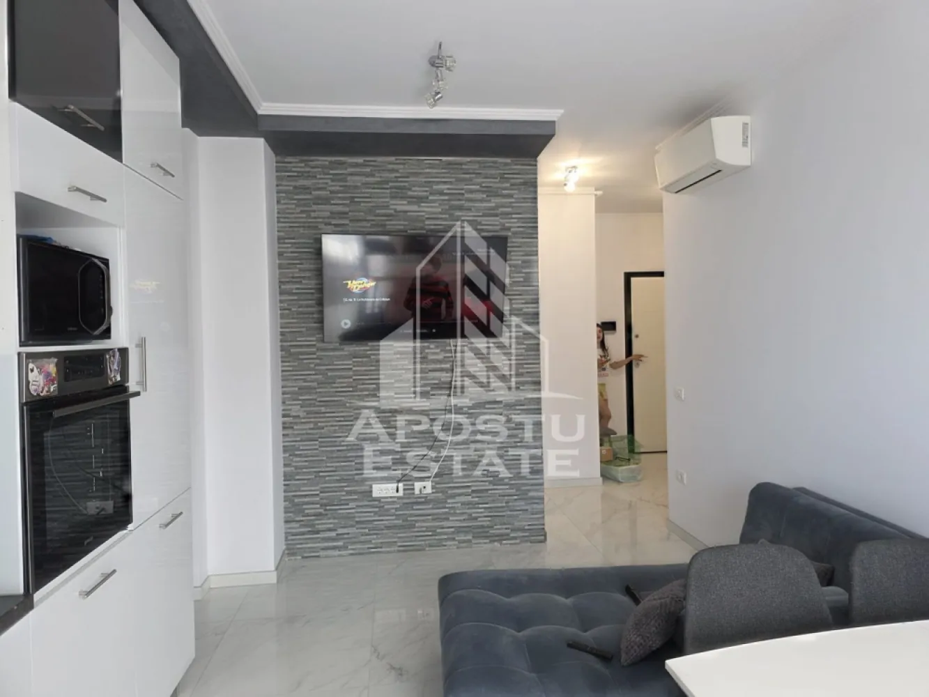Apartament cu 3 camere, 2 locuri de parcare, la Future Residence,Giroc - Agentia Imobiliara APOSTU ESTATE va ofera spre inchiriere un apartament modern cu 2 camere, situat in Future Residence.

Acest apartament, cu o suprafata utila de 58 mp, este compartimentat astfel:

* Living open-space cu bucataria, complet mobilata si utilata;
* Dormitor matrimonial;
* Birou, ce poate fi utilizat si ca al doilea dormitor;
* Hol de acces;
* Baie complet utilata.

Apartamentul este situat la etajul 2, beneficiaza de orientare sudica, oferind lumina naturala pe tot parcursul zilei, si se inchiriaza complet mobilat si utilat, fiind pregatit pentru mutare imediata. Sunt incluse toate electrocasnicele necesare unui confort sporit.

Un avantaj deosebit al proprietatii il reprezinta cele 2 locuri de parcare incluse in pret:

* un loc de parcare subteran;
* un loc de parcare exterior.

Va invitam cu drag sa programati o vizionare!
ID Intern: CP3195788!