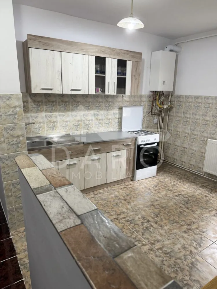 Apartament cu 2 camere bulevardul Pandurilor zona E-ON - 🏠 De vânzare apartament cu 2 camere – Bulevardul Pandurilor, zona E-ON, Târgu Mureș

Apartament confort I, situat la etajul 2/4, într-o zonă liniștită și bine poziționată.
📐 Compartimentare: bucătărie, living, dormitor, cămară, baie și balcon de 4 mp.

✨ Detalii și dotări:
✅ Apartament recent renovat
✅ Geamuri termopan, parchet laminat
✅ Centrală nouă
✅ Electrocasnice noi: aragaz, frigider, mașină de spălat

📍 Locație excelentă – aproape de școală, stație de autobuz și magazine

💰 Preț: 110.000 €
📞 Pentru detalii și vizionări: 0749 535 729
🏡 DARO Imobiliare – partenerul tău de încredere în imobiliare!