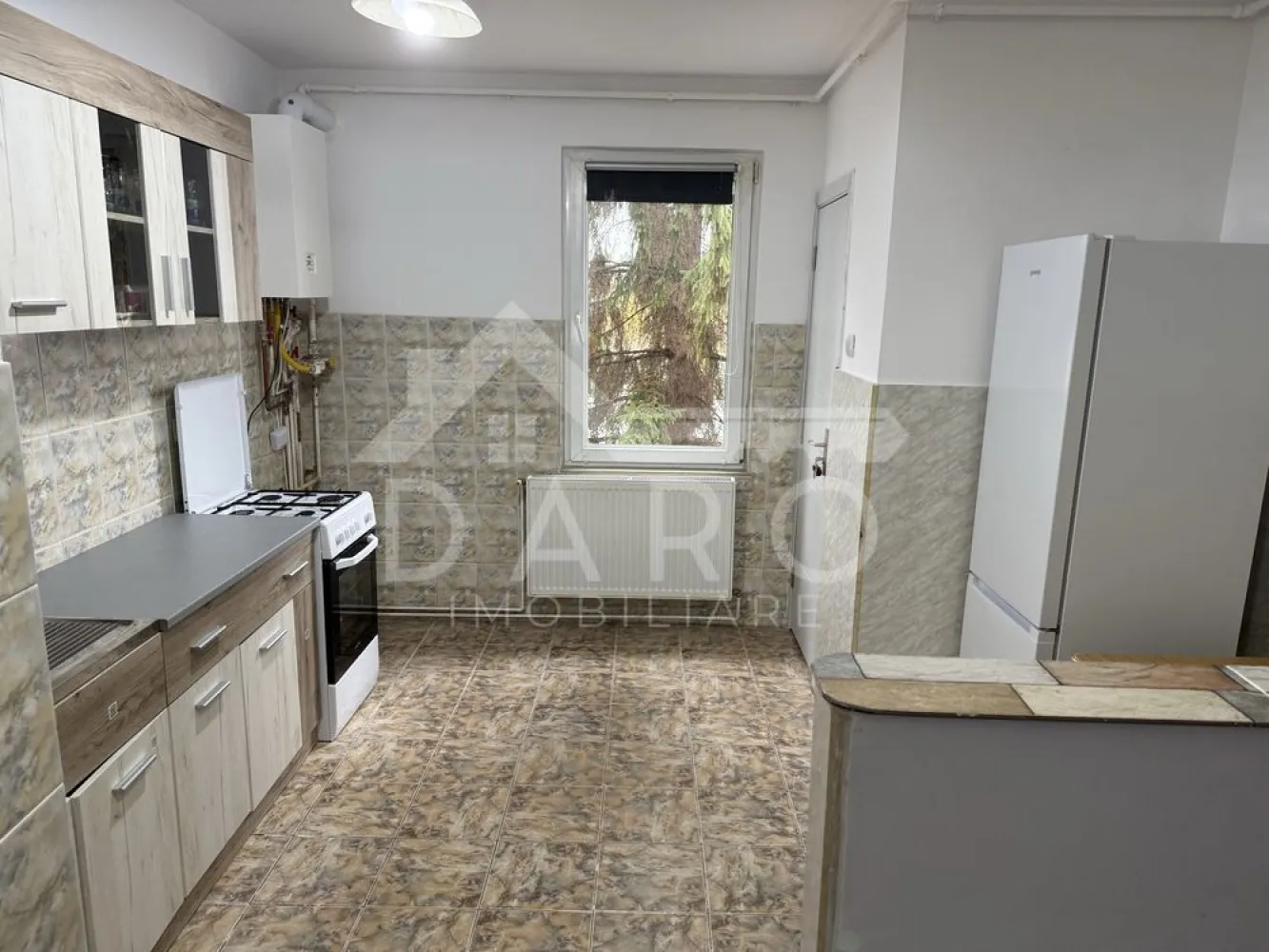Apartament cu 2 camere bulevardul Pandurilor zona E-ON - 🏠 De vânzare apartament cu 2 camere – Bulevardul Pandurilor, zona E-ON, Târgu Mureș

Apartament confort I, situat la etajul 2/4, într-o zonă liniștită și bine poziționată.
📐 Compartimentare: bucătărie, living, dormitor, cămară, baie și balcon de 4 mp.

✨ Detalii și dotări:
✅ Apartament recent renovat
✅ Geamuri termopan, parchet laminat
✅ Centrală nouă
✅ Electrocasnice noi: aragaz, frigider, mașină de spălat

📍 Locație excelentă – aproape de școală, stație de autobuz și magazine

💰 Preț: 110.000 €
📞 Pentru detalii și vizionări: 0749 535 729
🏡 DARO Imobiliare – partenerul tău de încredere în imobiliare!