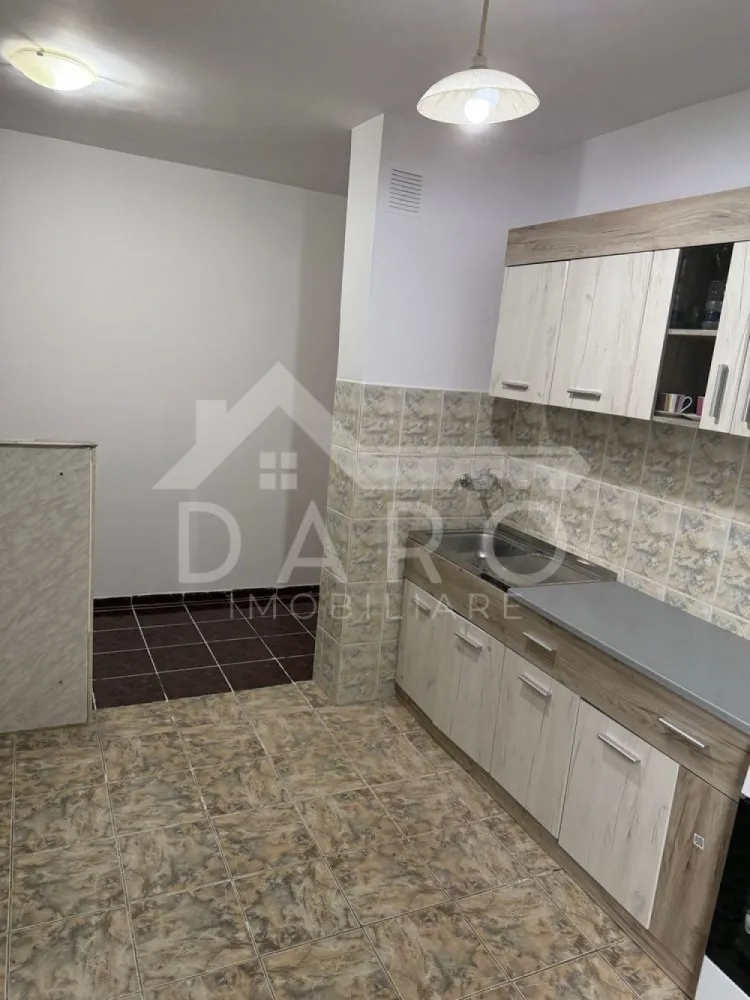 Apartament cu 2 camere bulevardul Pandurilor zona E-ON - 🏠 De vânzare apartament cu 2 camere – Bulevardul Pandurilor, zona E-ON, Târgu Mureș

Apartament confort I, situat la etajul 2/4, într-o zonă liniștită și bine poziționată.
📐 Compartimentare: bucătărie, living, dormitor, cămară, baie și balcon de 4 mp.

✨ Detalii și dotări:
✅ Apartament recent renovat
✅ Geamuri termopan, parchet laminat
✅ Centrală nouă
✅ Electrocasnice noi: aragaz, frigider, mașină de spălat

📍 Locație excelentă – aproape de școală, stație de autobuz și magazine

💰 Preț: 110.000 €
📞 Pentru detalii și vizionări: 0749 535 729
🏡 DARO Imobiliare – partenerul tău de încredere în imobiliare!